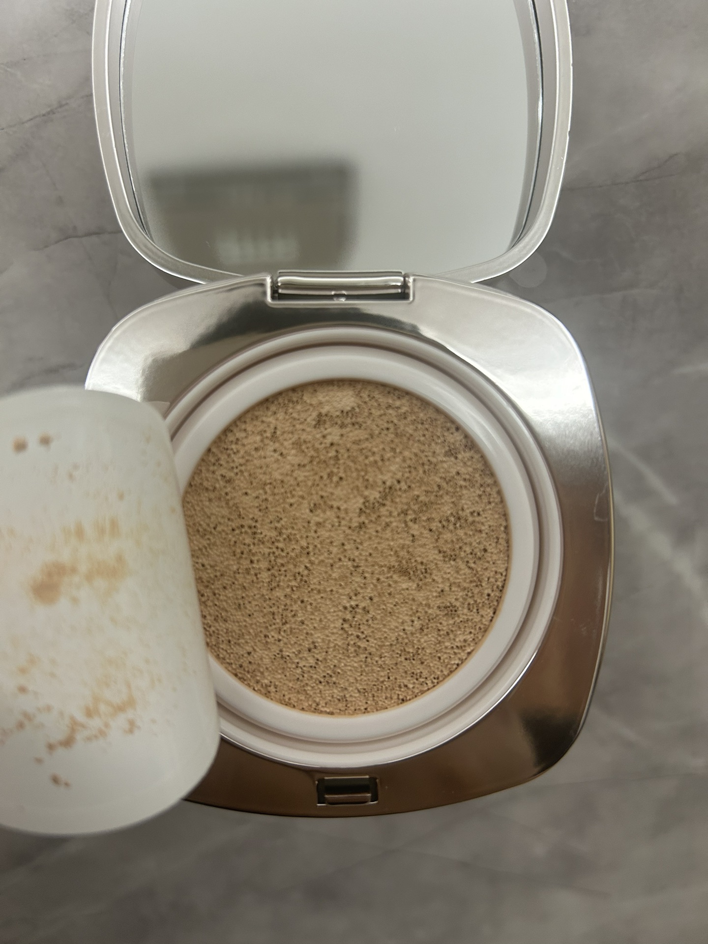 专/85💰
对版进口原装纤维纸盒（丝绒灰）高度遮暇效果，带替换装一盒两芯，市面最高版本独立牛皮盒装✔海蓝之谜鎏光焕变气垫！色号：1#，3#，11#，12#。