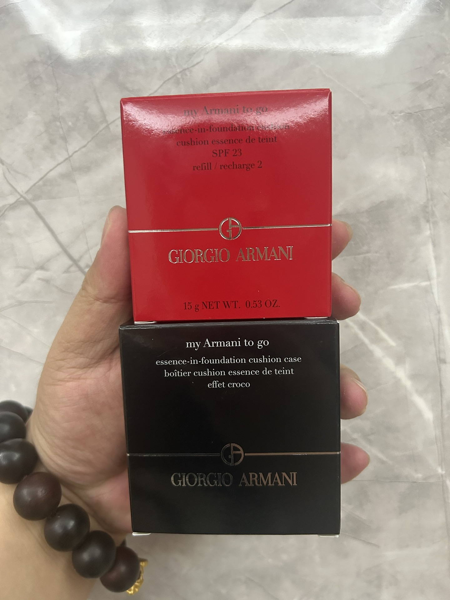 35! Cushion de cuero negro con textura de cocodrilo de Armani! Estuche y recambio separados. Tonos: 2#, 3#.