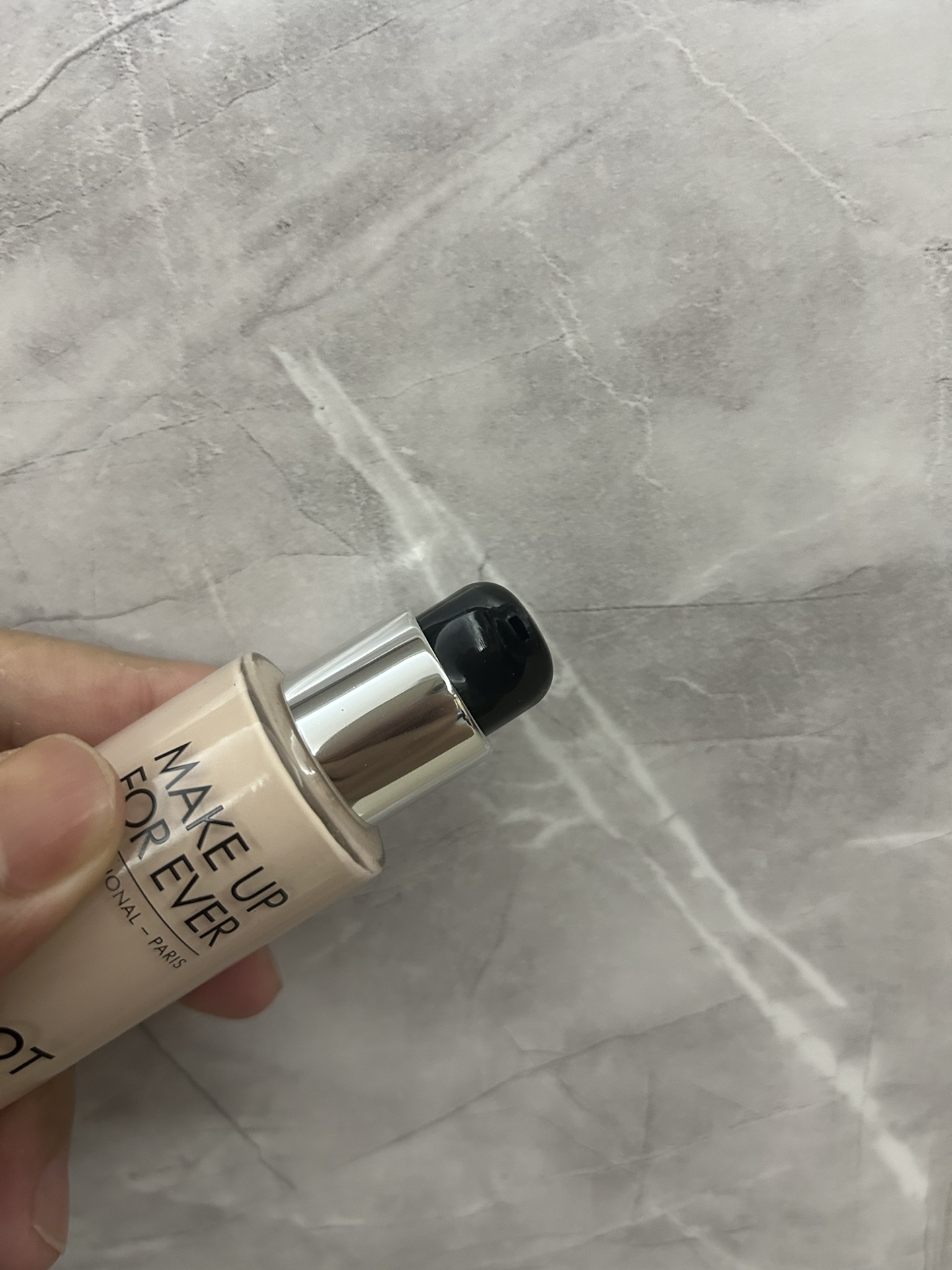 ✨70包
玫珂菲浮生若梦熬夜粉底液30ml！色号：Y218#。R208#。
