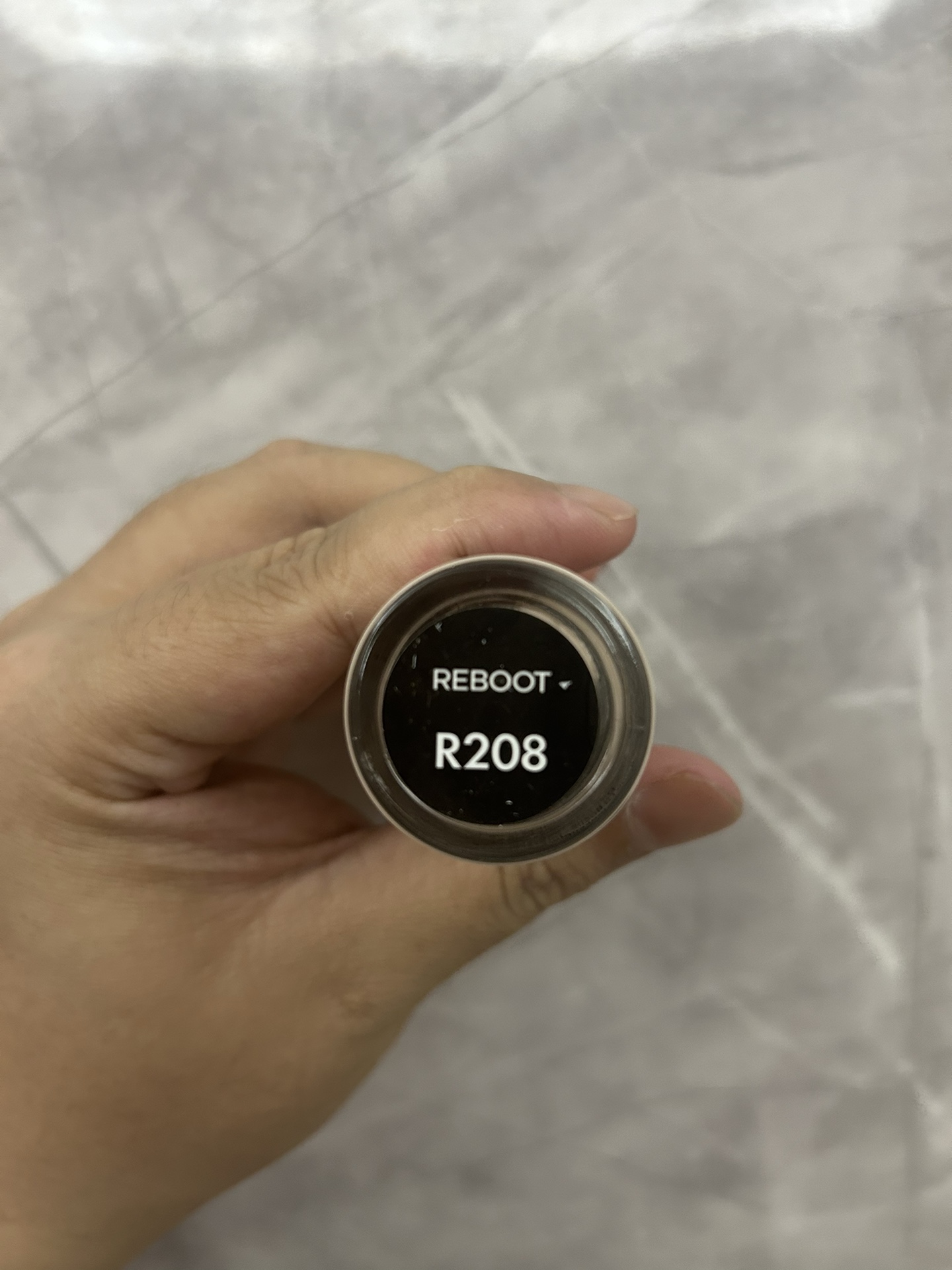 ✨70包
玫珂菲浮生若梦熬夜粉底液30ml！色号：Y218#。R208#。