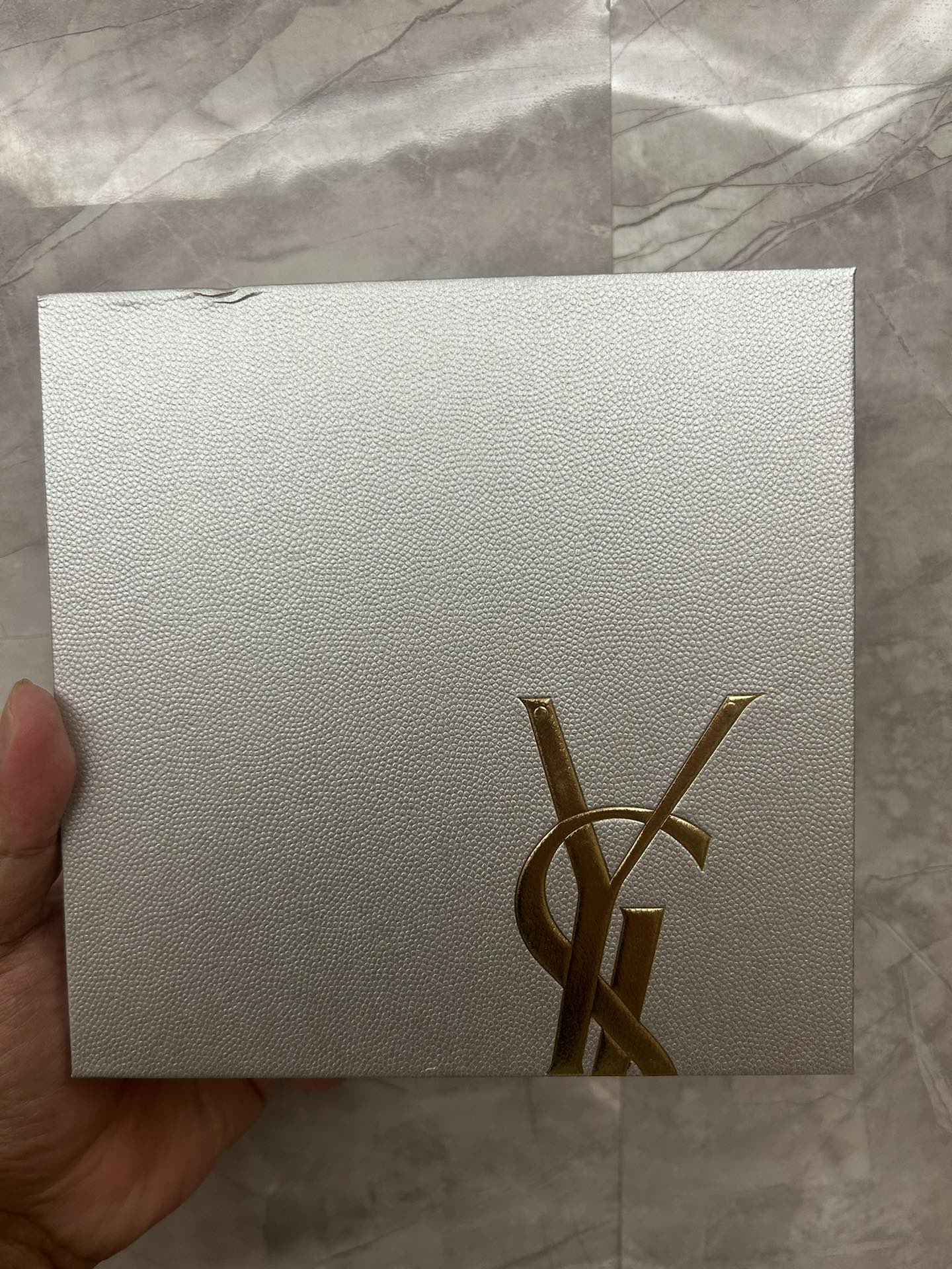 ¡Set de maquillaje YSL San Valentín oro y plata! Color a elegir: cojín de cuero rosa B10+B20, cojín de cuero negro B10+…