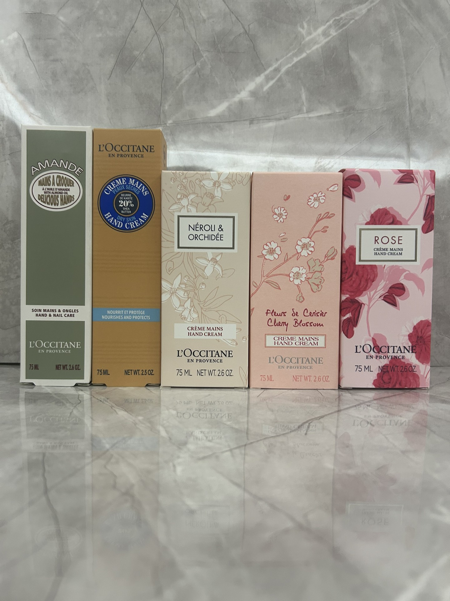 Crema de manos L'Occitane 75ml! Aromas: karité, almendra dulce, cereza, rosa, azahar.