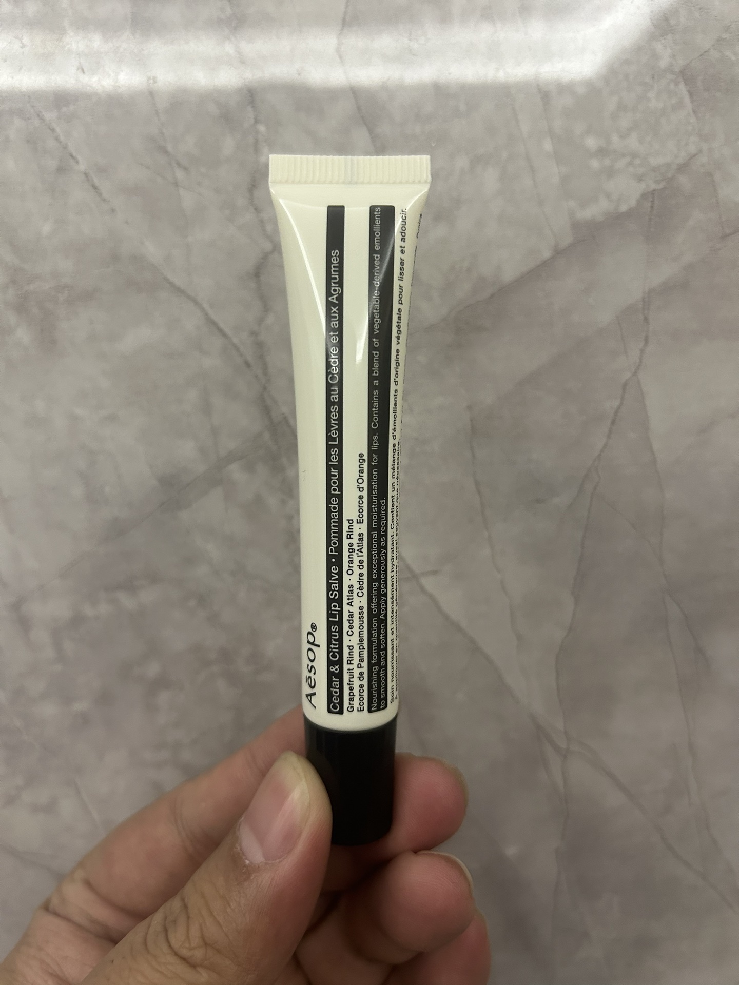 Bálsamo labial de Aesop con cedro y naranja, 9ml.