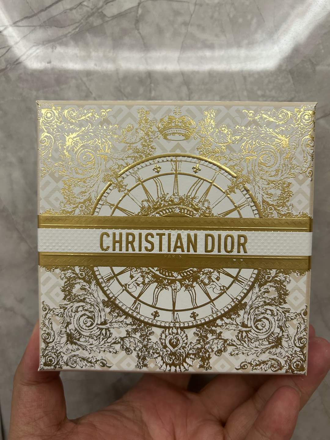 Dior Gold Tube Lipstick Two-Piece Set! Contains: 3.5g*2. Shade selection: