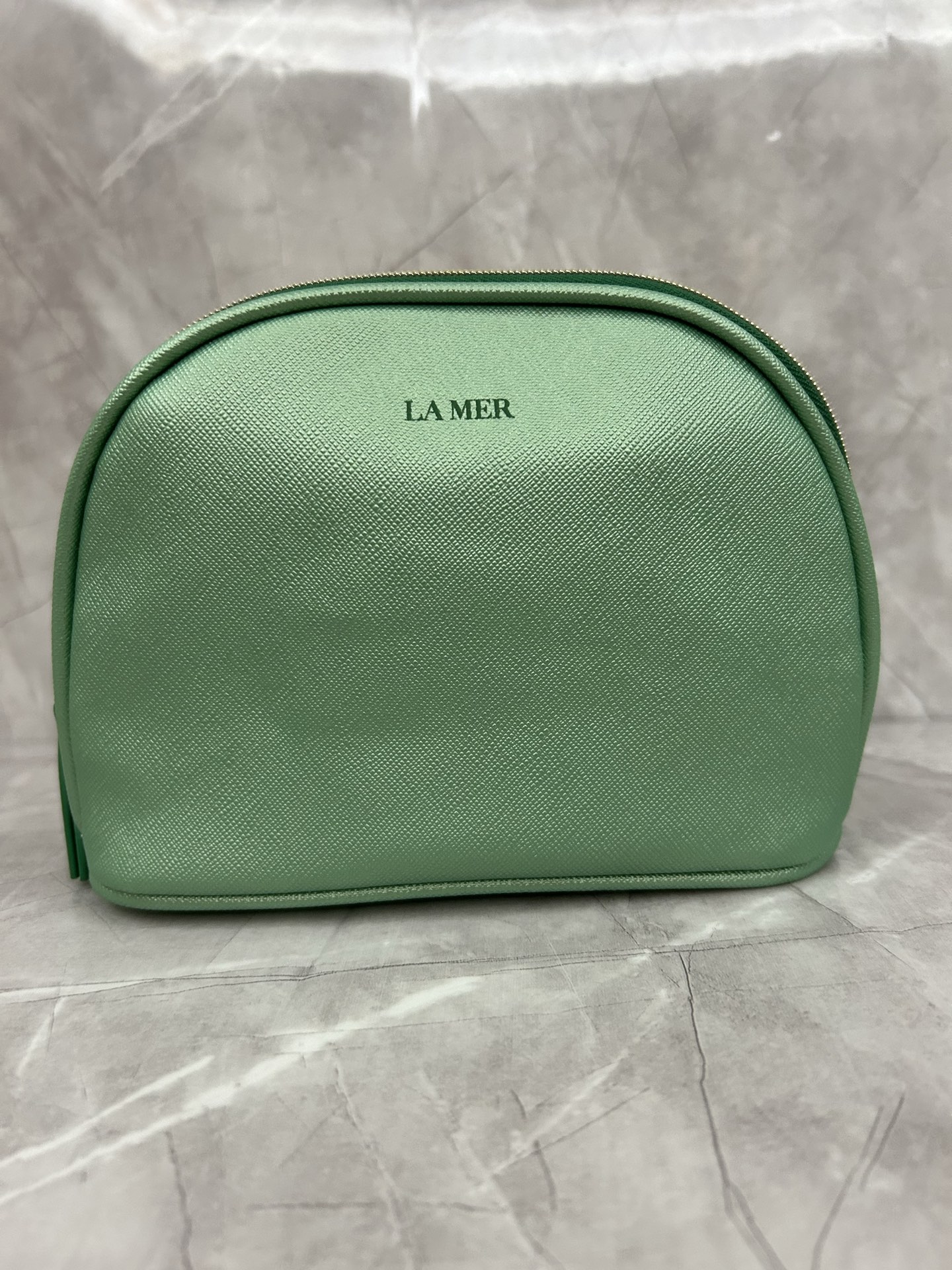 NO:809716,La Mer sample set of four with green cosmetic bag!  Contains 30ml of essence water + 7ml of face cream + 7ml of night cream + 5ml of eye cream., skin care products, cosmetic bags & cases19860909海蓝之谜小样四件套带绿色化妆包！内含精粹水30ml+面霜7ml+晚霜7ml+眼霜5ml.,护肤品,cosmetic bags & cases,accessory