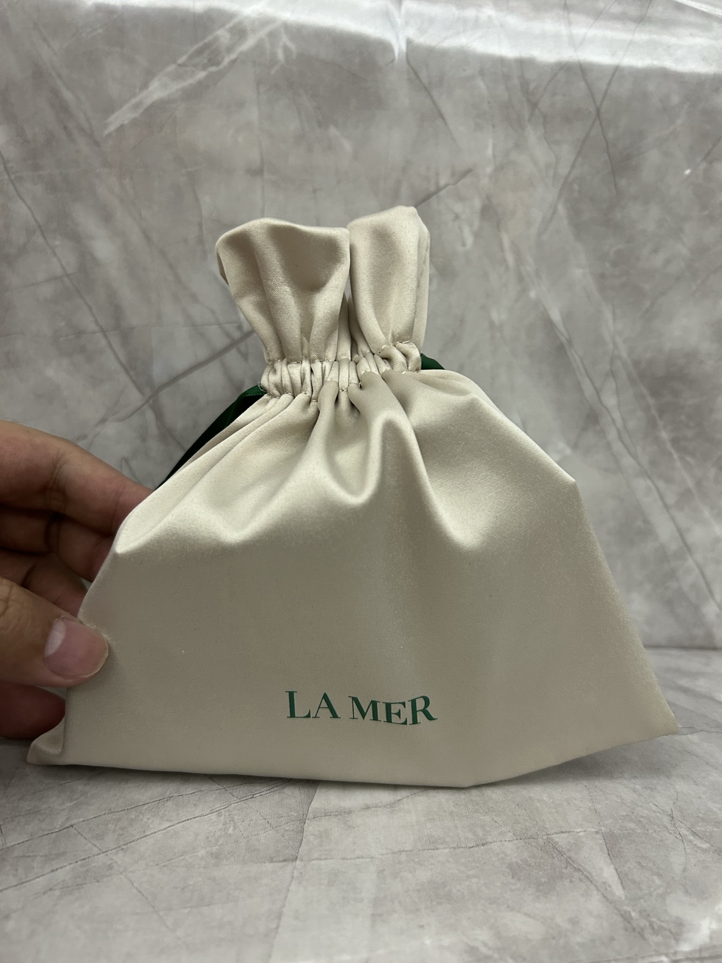 NO:810052,La Mer three-piece introductory sample set!  Contains 30ml cleansing + 30ml essence water + 7ml facial cream + drawstring bag. Skin care products19860909海蓝之谜入门小样三件套！内含洁面30ml+精粹水30ml+面霜7ml+抽绳袋.,护肤品,accessory