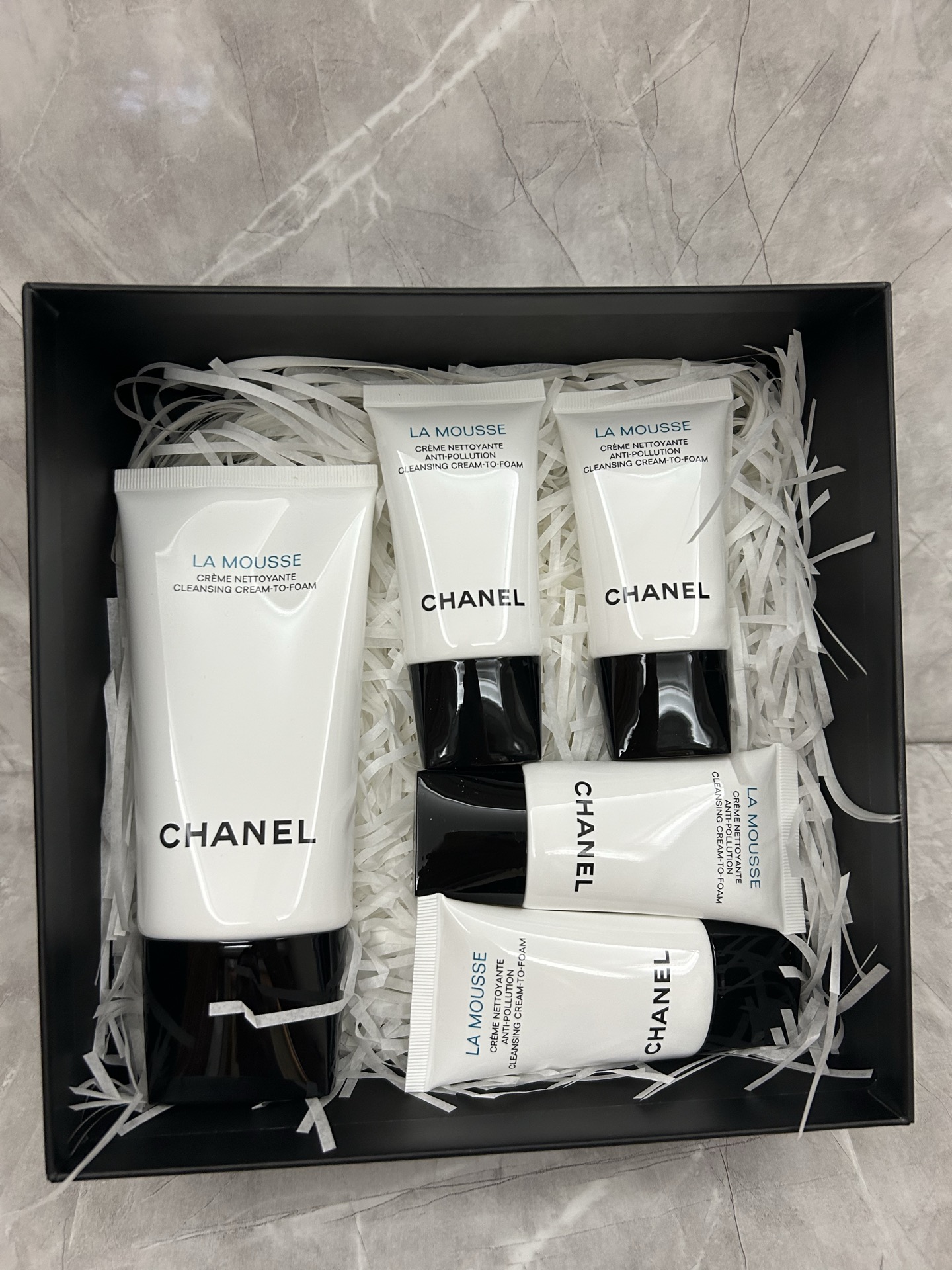 135💰
香奈儿山茶花洗面奶4+1套装明通版！内含：正装150ml×1，小样30ml×4。