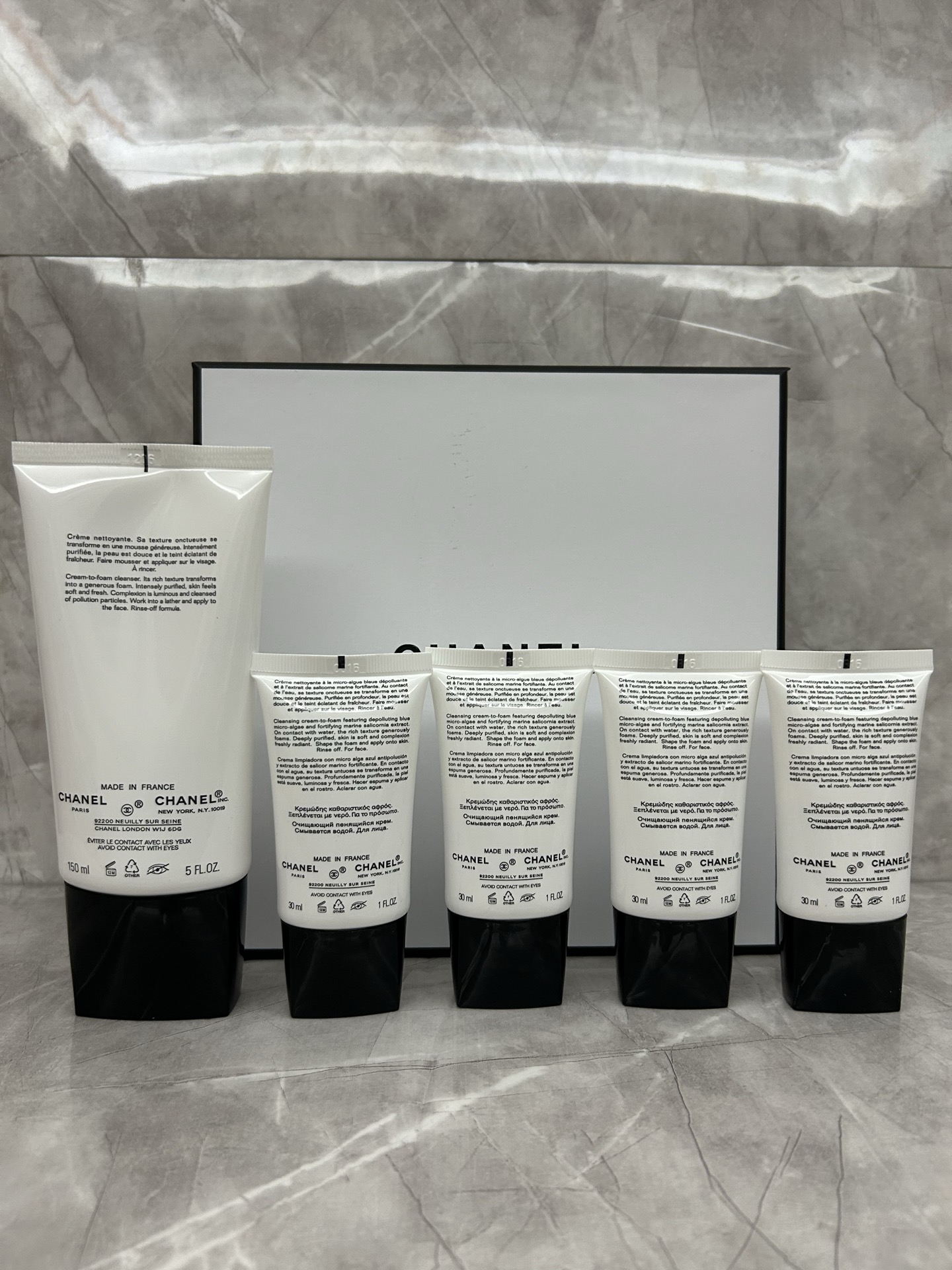 135💰
香奈儿山茶花洗面奶4+1套装明通版！内含：正装150ml×1，小样30ml×4。