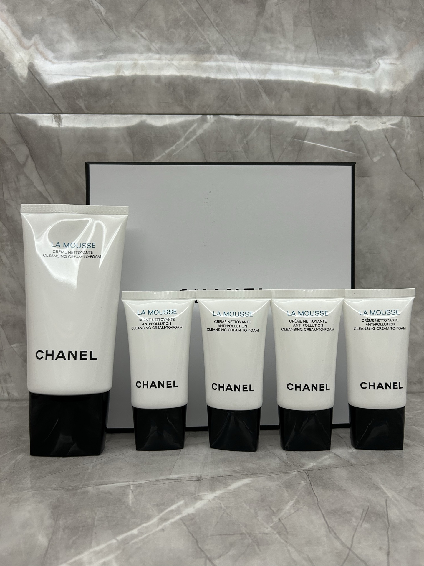 135💰
香奈儿山茶花洗面奶4+1套装明通版！内含：正装150ml×1，小样30ml×4。