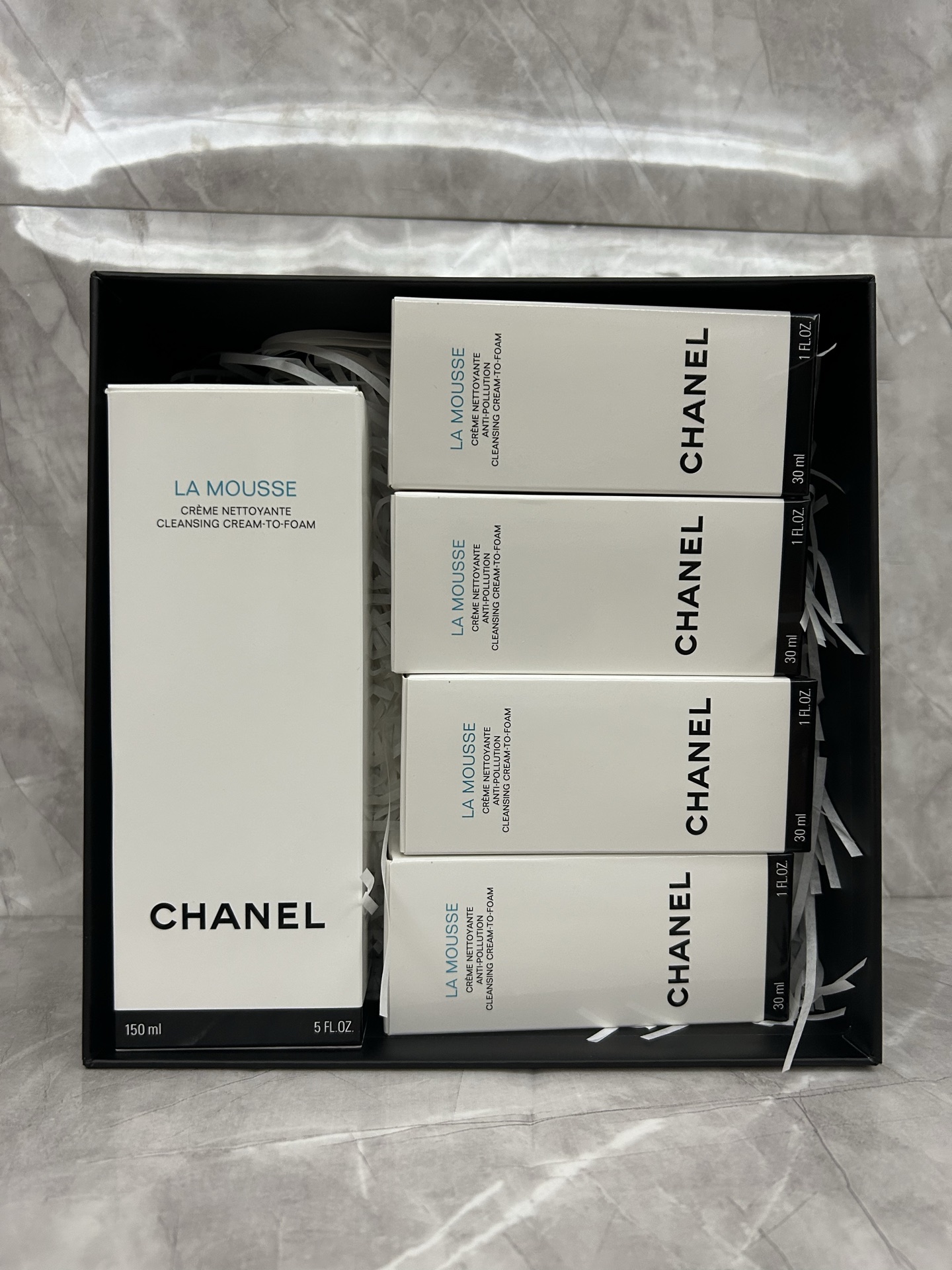 135💰
香奈儿山茶花洗面奶4+1套装明通版！内含：正装150ml×1，小样30ml×4。