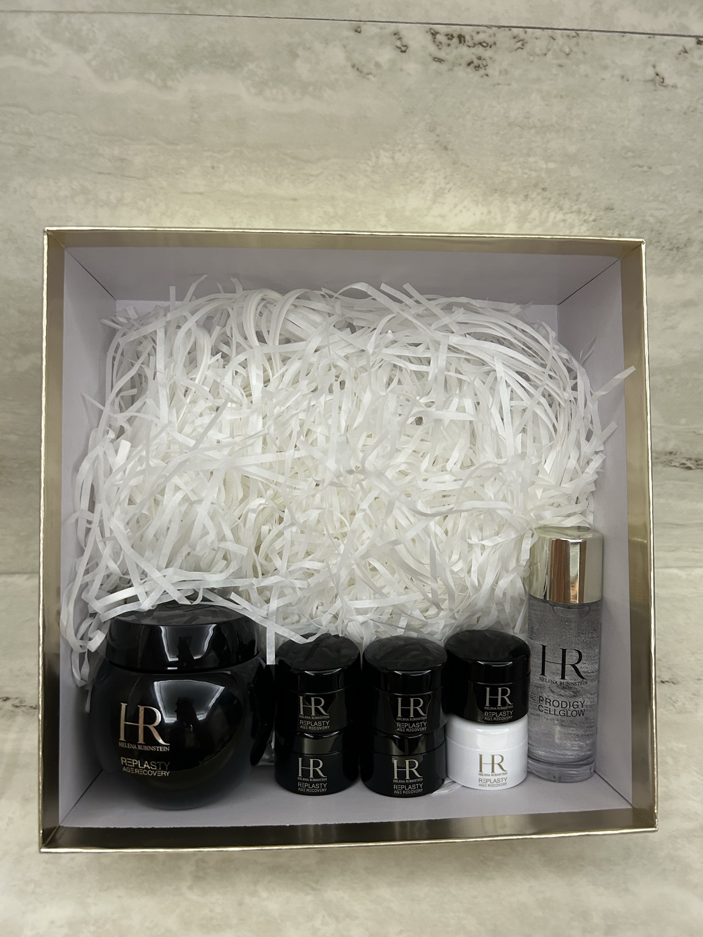 明通品质/300💰包邮
赫莲娜黑绷带面霜7+1套装明通版！内含：黑绷带面霜50ml，黑绷带面霜5ml×5，白绷带面霜5ml，小露珠水30ml。