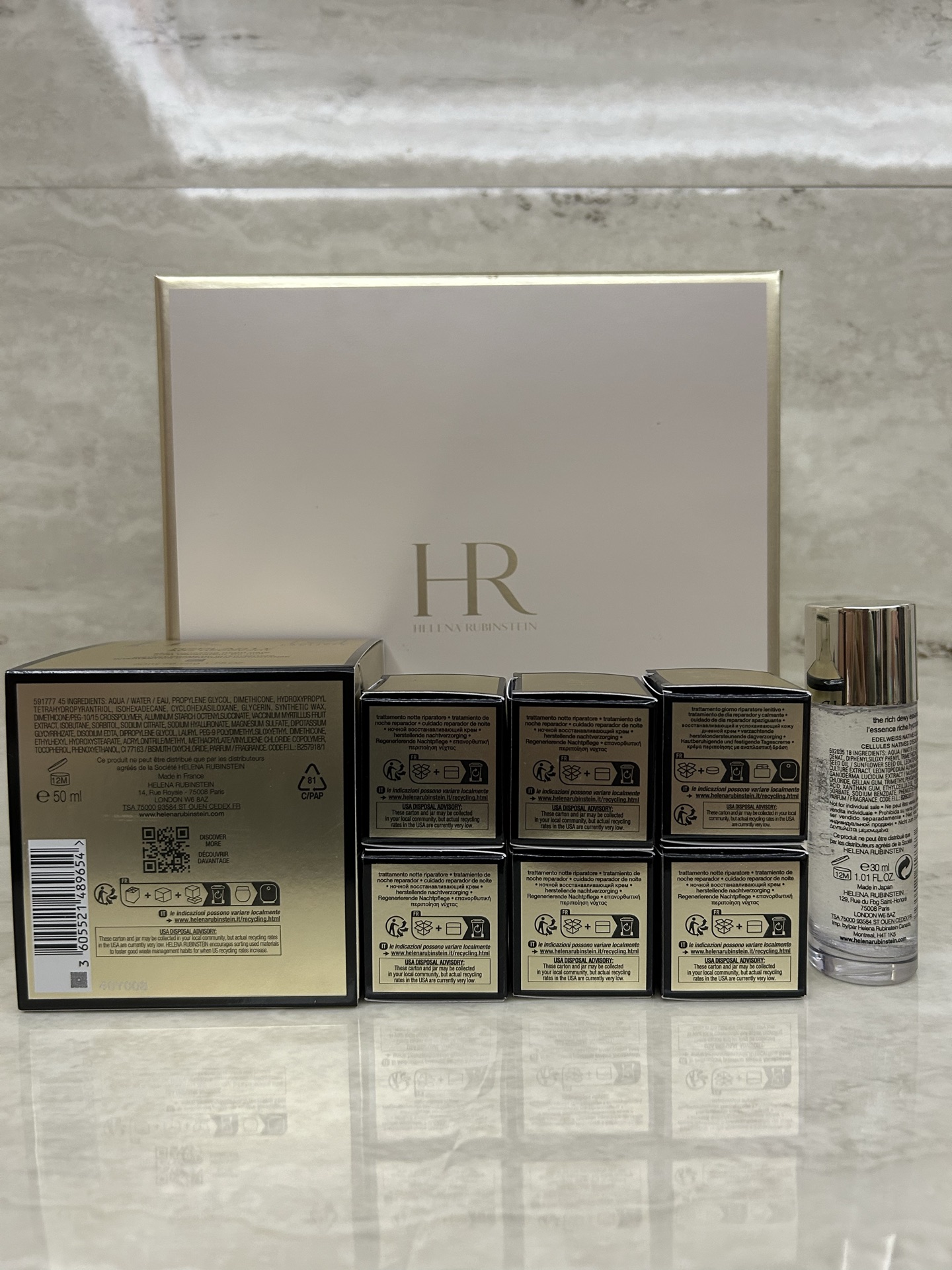 明通品质/300💰包邮
赫莲娜黑绷带面霜7+1套装明通版！内含：黑绷带面霜50ml，黑绷带面霜5ml×5，白绷带面霜5ml，小露珠水30ml。