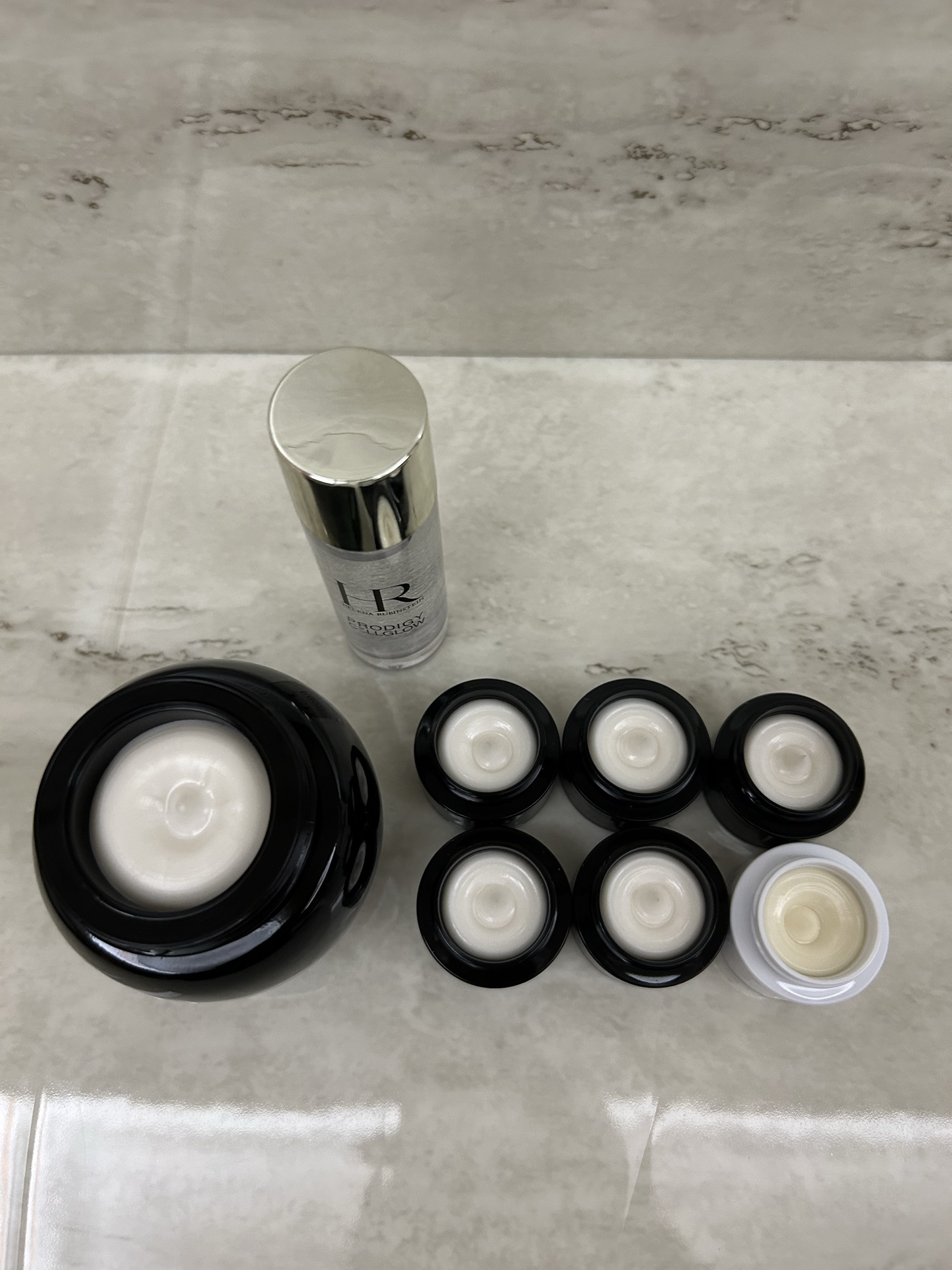 明通品质/300💰包邮
赫莲娜黑绷带面霜7+1套装明通版！内含：黑绷带面霜50ml，黑绷带面霜5ml×5，白绷带面霜5ml，小露珠水30ml。