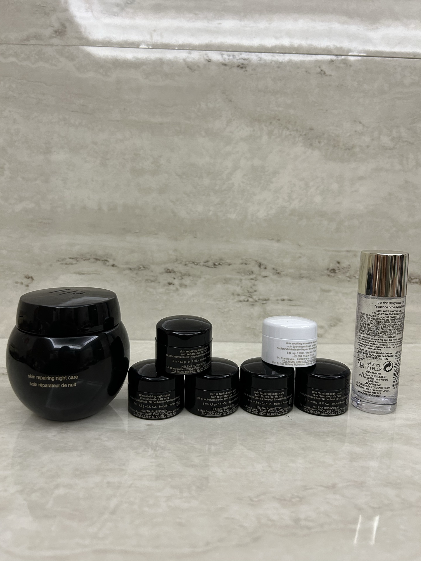 明通品质/300💰包邮
赫莲娜黑绷带面霜7+1套装明通版！内含：黑绷带面霜50ml，黑绷带面霜5ml×5，白绷带面霜5ml，小露珠水30ml。