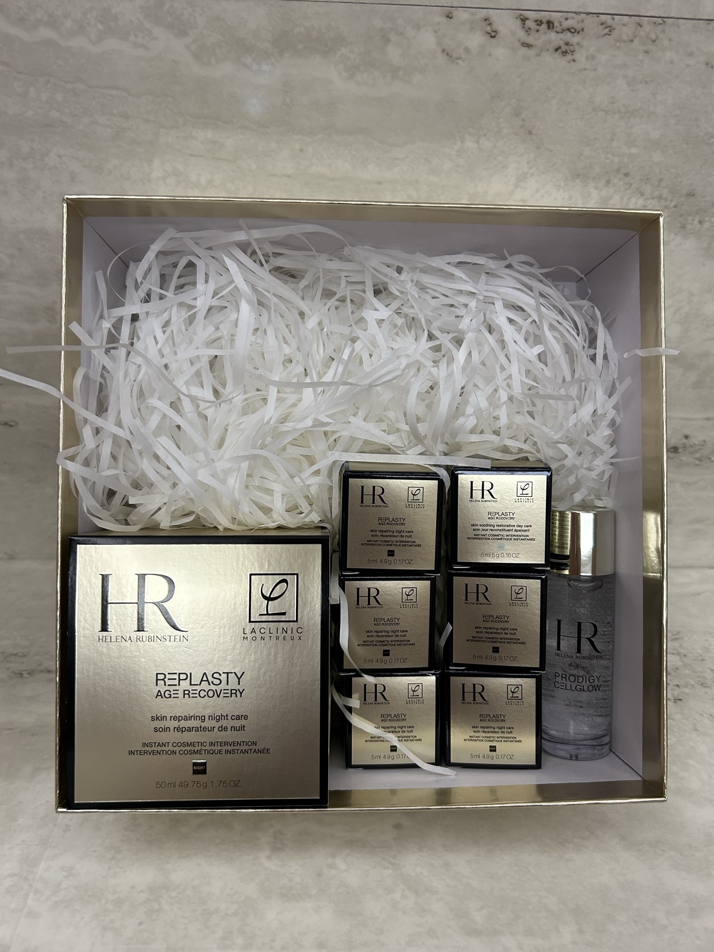 明通品质/300💰包邮
赫莲娜黑绷带面霜7+1套装明通版！内含：黑绷带面霜50ml，黑绷带面霜5ml×5，白绷带面霜5ml，小露珠水30ml。