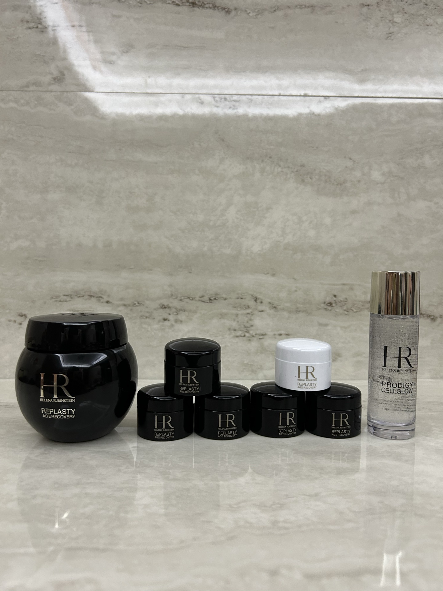 明通品质/300💰包邮
赫莲娜黑绷带面霜7+1套装明通版！内含：黑绷带面霜50ml，黑绷带面霜5ml×5，白绷带面霜5ml，小露珠水30ml。