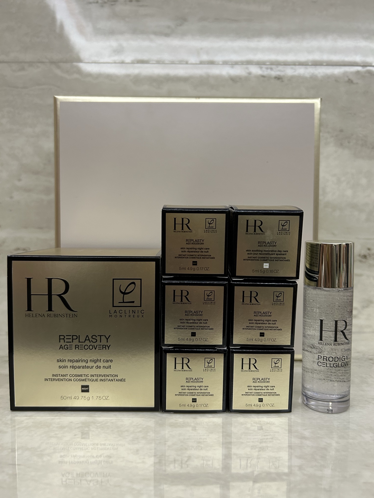 明通品质/300💰包邮
赫莲娜黑绷带面霜7+1套装明通版！内含：黑绷带面霜50ml，黑绷带面霜5ml×5，白绷带面霜5ml，小露珠水30ml。
