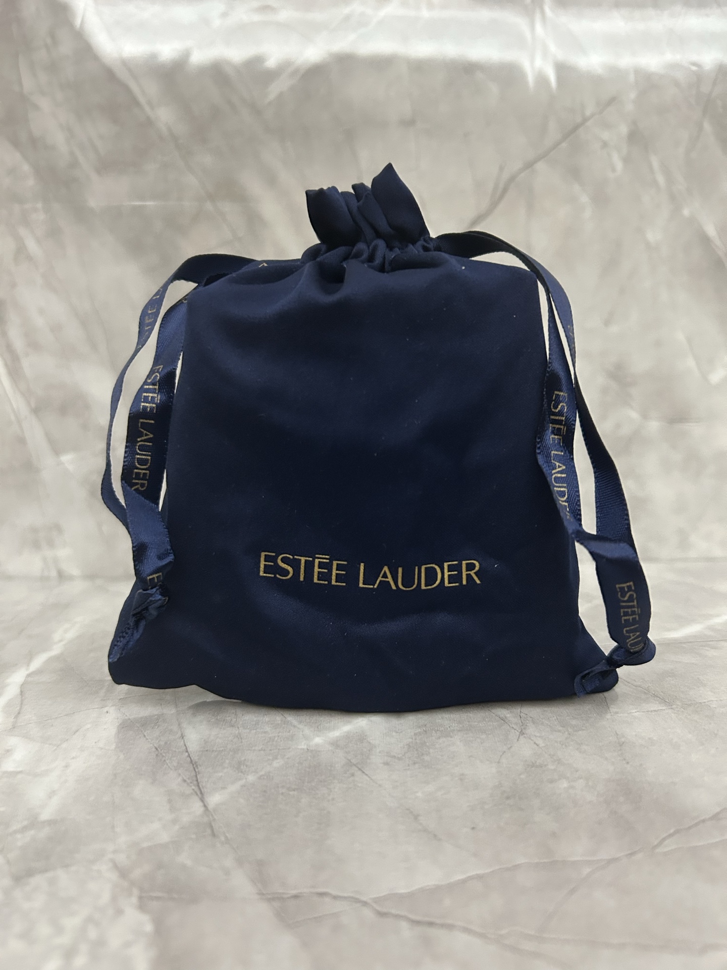 NO:809978,Estee Lauder Small Brown Bottle Sample Set of Four with Drawstring Bag!  Contains small brown bottle essence 15ML×2 + anti-blue light eye cream 5ML×2., skin care products19860909雅诗兰黛小棕瓶小样四件套带抽绳袋！内含小棕瓶精华15ML×2+抗蓝光眼霜5ML×2.,护肤品,accessory