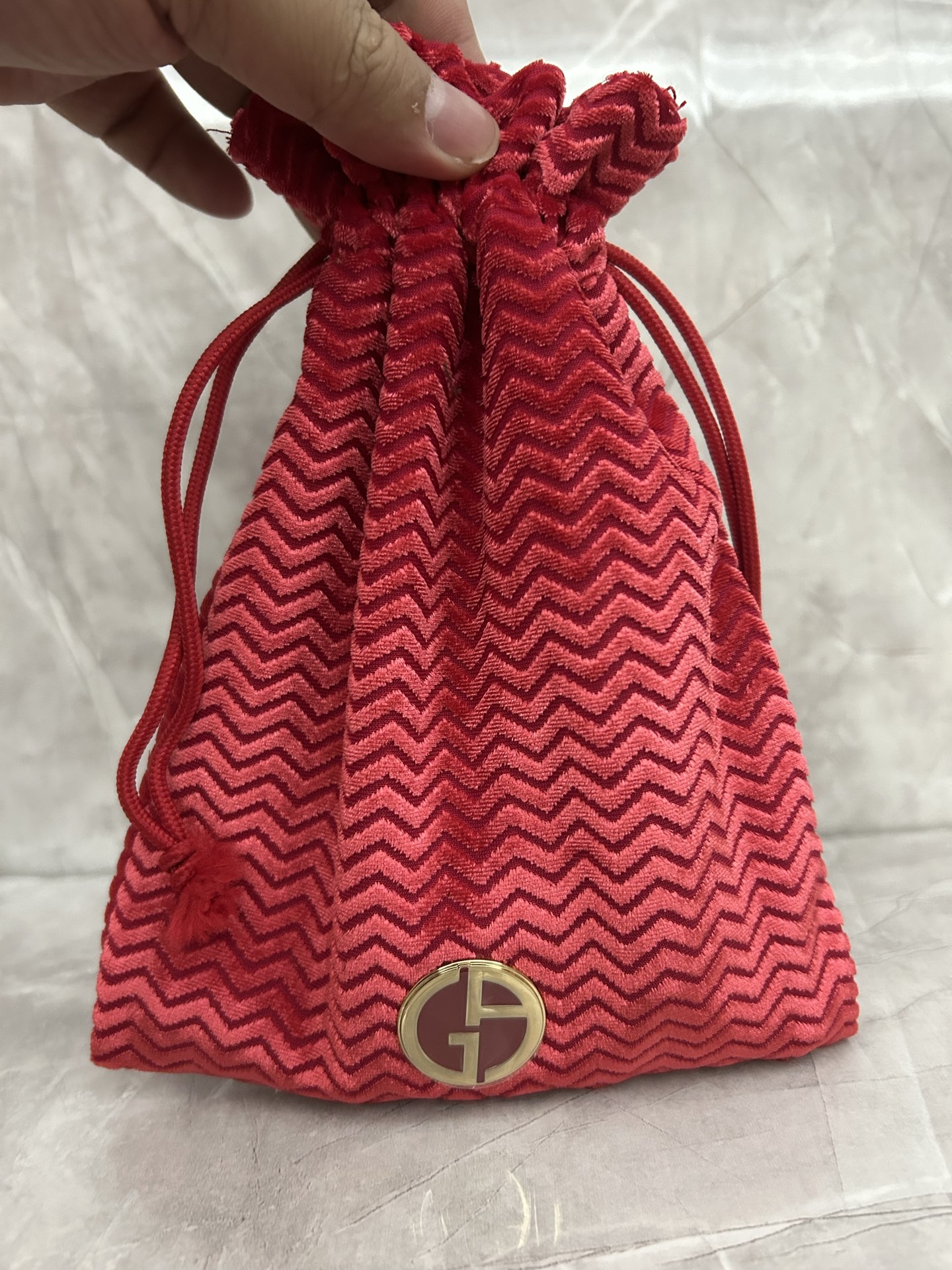 NO:810035,Armani perfume sample set of four with drawstring bag!  Contains 3.5ML of red tube lip glaze (405 colors) + 7.5ML of Yulong Tea perfume + 7ML of Red Love perfume + 7ML of Self-unbounded perfume., lipstick, lip glaze, lipstick perfume, armani19860909阿玛尼香水小样四件套带抽绳袋！内含红管唇釉3.5ML（405色号）+玉龙茶香水7.5ML+红挚爱香水7ML+自我无界香水7ML.,口红.唇釉.唇膏香水,armani,accessory