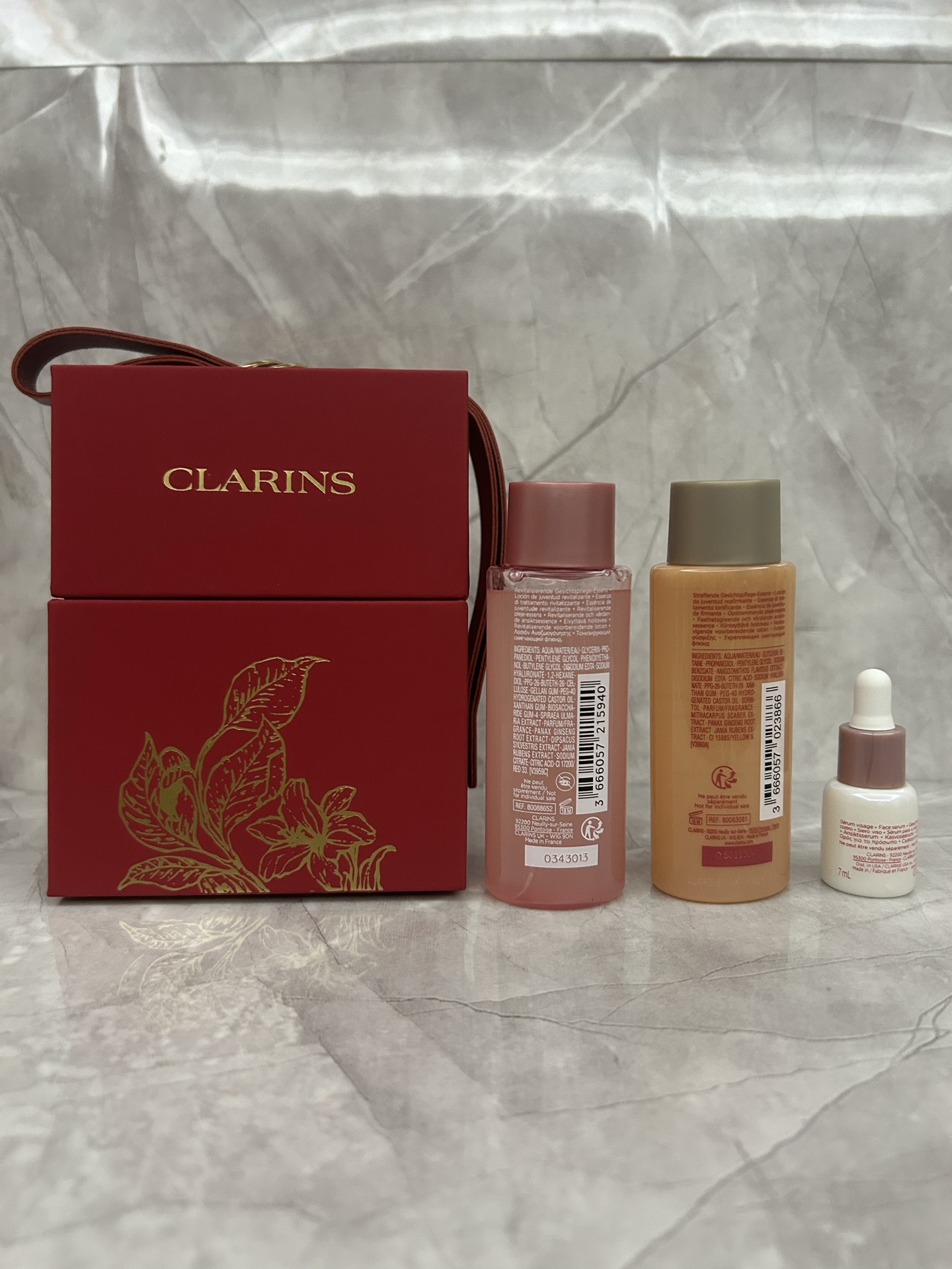 85💰
娇韵诗小样三件套大红盒！内含：粉水50ml小样+弹簧水50ml小样+小瓷瓶精华7ml小样。