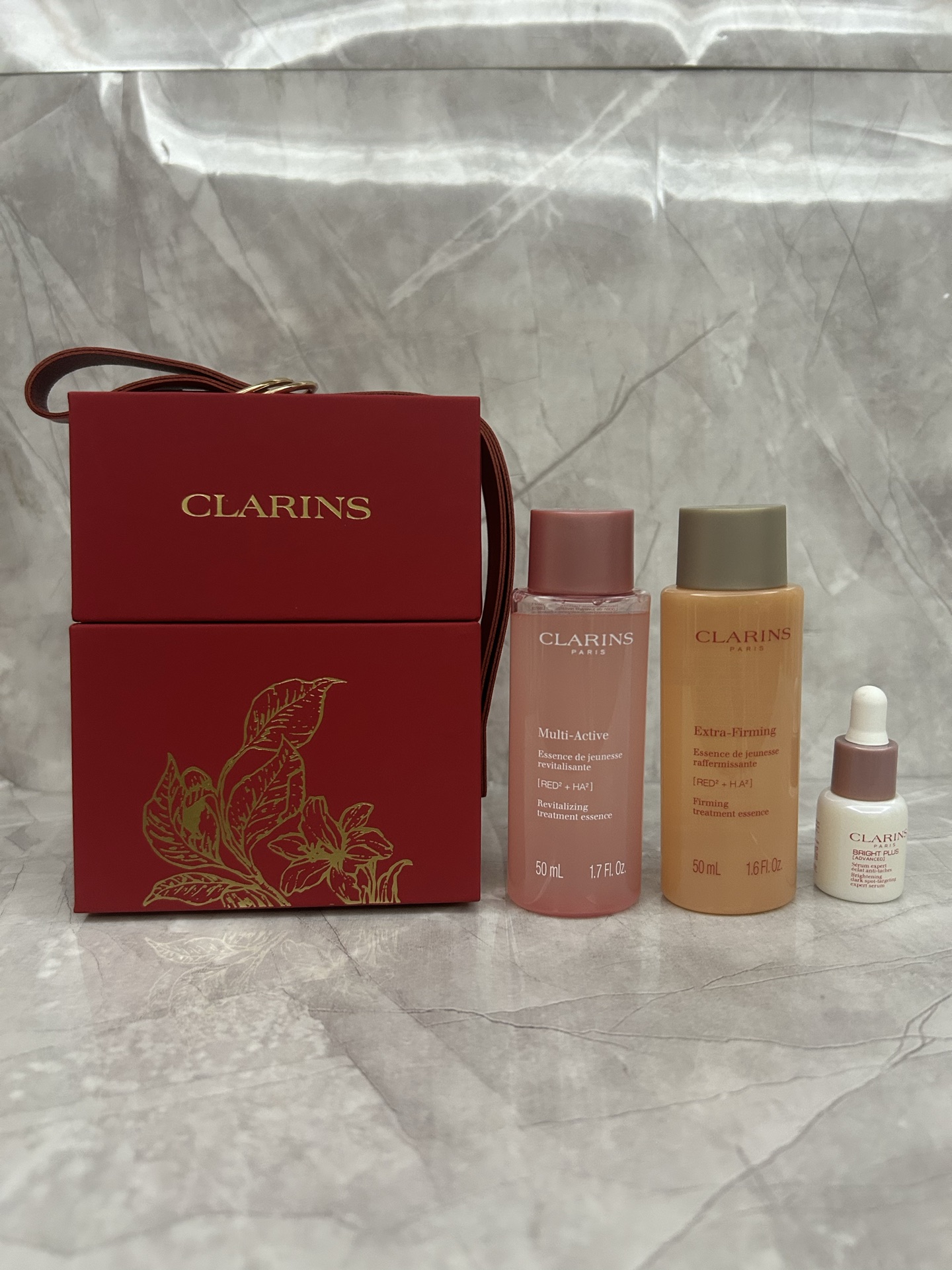 85💰
娇韵诗小样三件套大红盒！内含：粉水50ml小样+弹簧水50ml小样+小瓷瓶精华7ml小样。