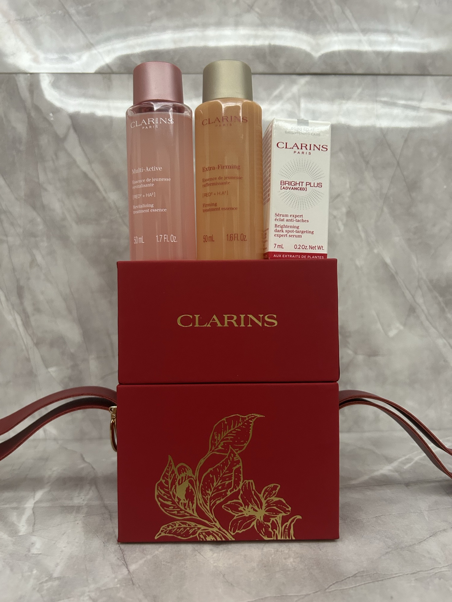 85💰
娇韵诗小样三件套大红盒！内含：粉水50ml小样+弹簧水50ml小样+小瓷瓶精华7ml小样。