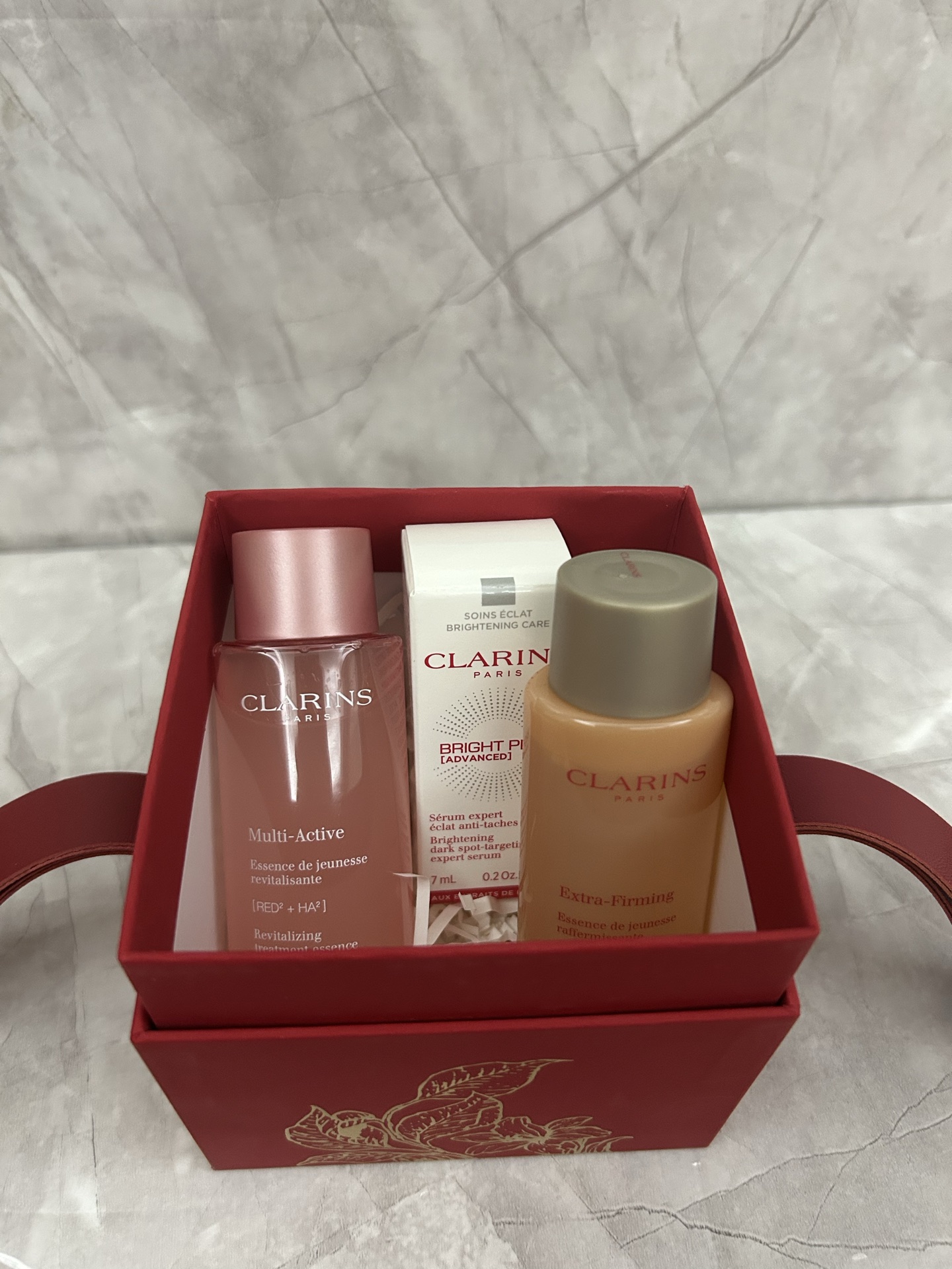 85💰
娇韵诗小样三件套大红盒！内含：粉水50ml小样+弹簧水50ml小样+小瓷瓶精华7ml小样。