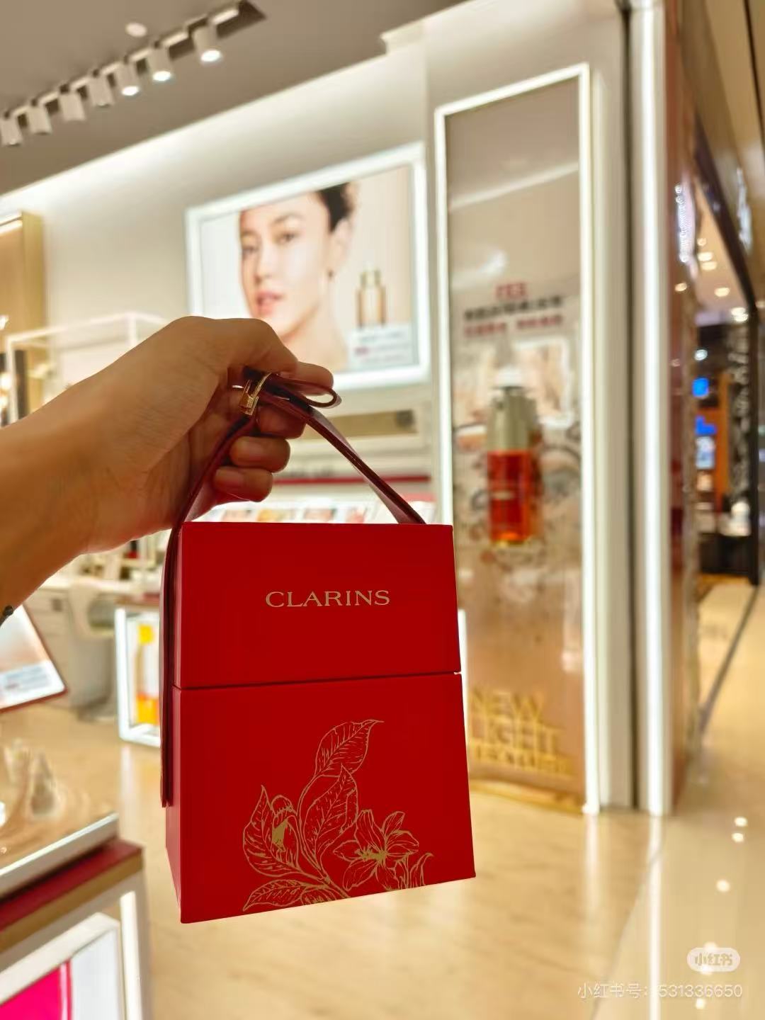 85💰
娇韵诗小样三件套大红盒！内含：粉水50ml小样+弹簧水50ml小样+小瓷瓶精华7ml小样。