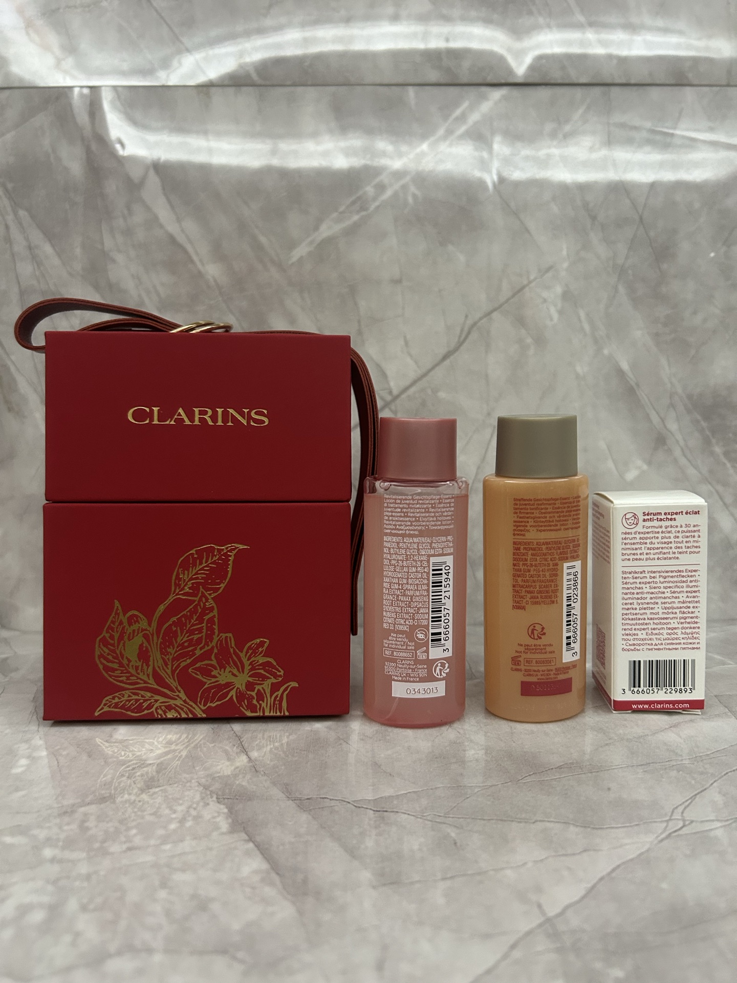 85💰
娇韵诗小样三件套大红盒！内含：粉水50ml小样+弹簧水50ml小样+小瓷瓶精华7ml小样。