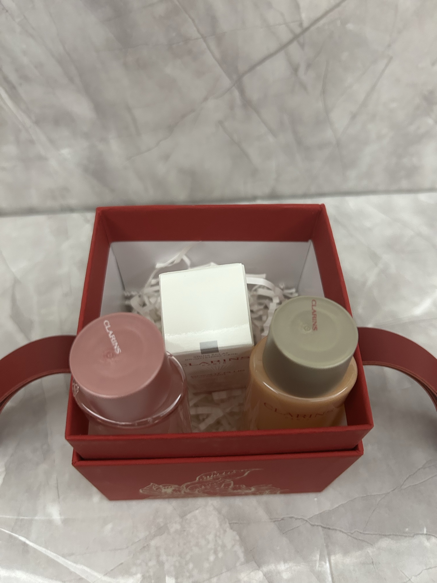 85💰
娇韵诗小样三件套大红盒！内含：粉水50ml小样+弹簧水50ml小样+小瓷瓶精华7ml小样。