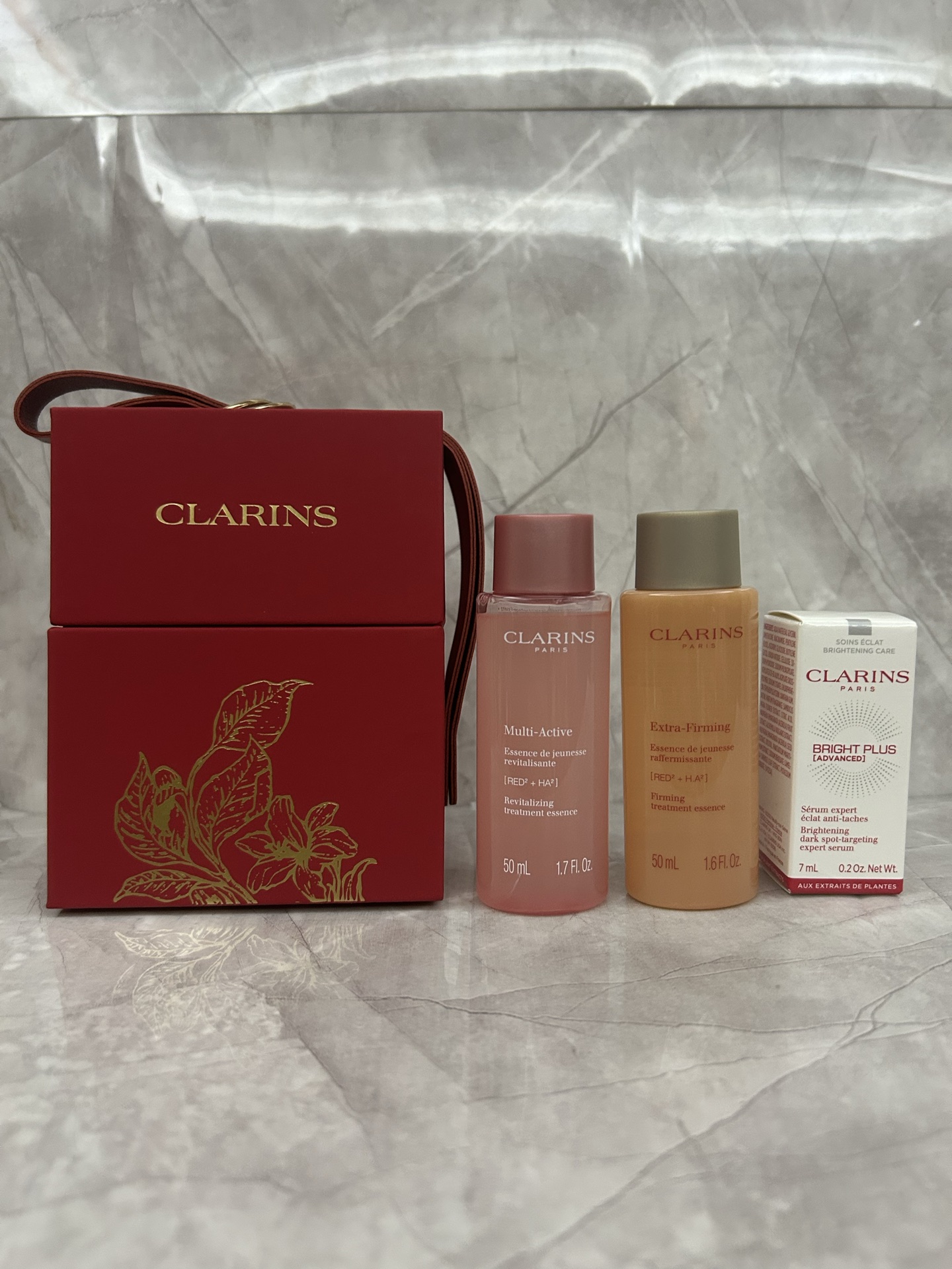 85💰
娇韵诗小样三件套大红盒！内含：粉水50ml小样+弹簧水50ml小样+小瓷瓶精华7ml小样。