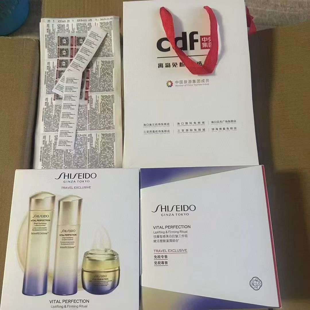 Versión Mingtong: set de tres piezas de Shiseido Vital Perfection, versión con crema facial. Incluye: loción 150ml + em…