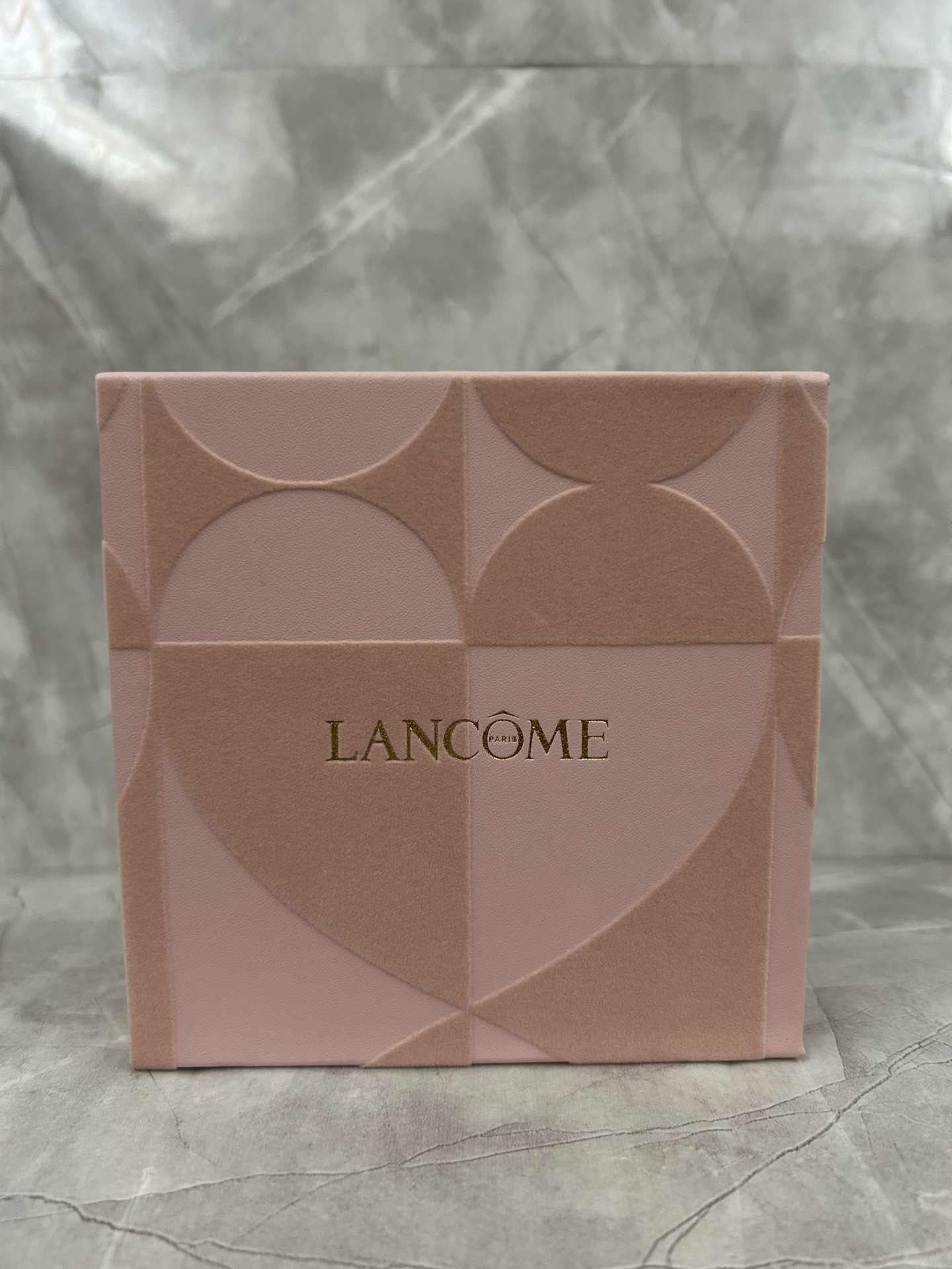 No bulk stock, urgent orders don't accept ✔️ Lancôme with her lipstick set of two! Contains: 3.4g*2. Shades: 211+274.
