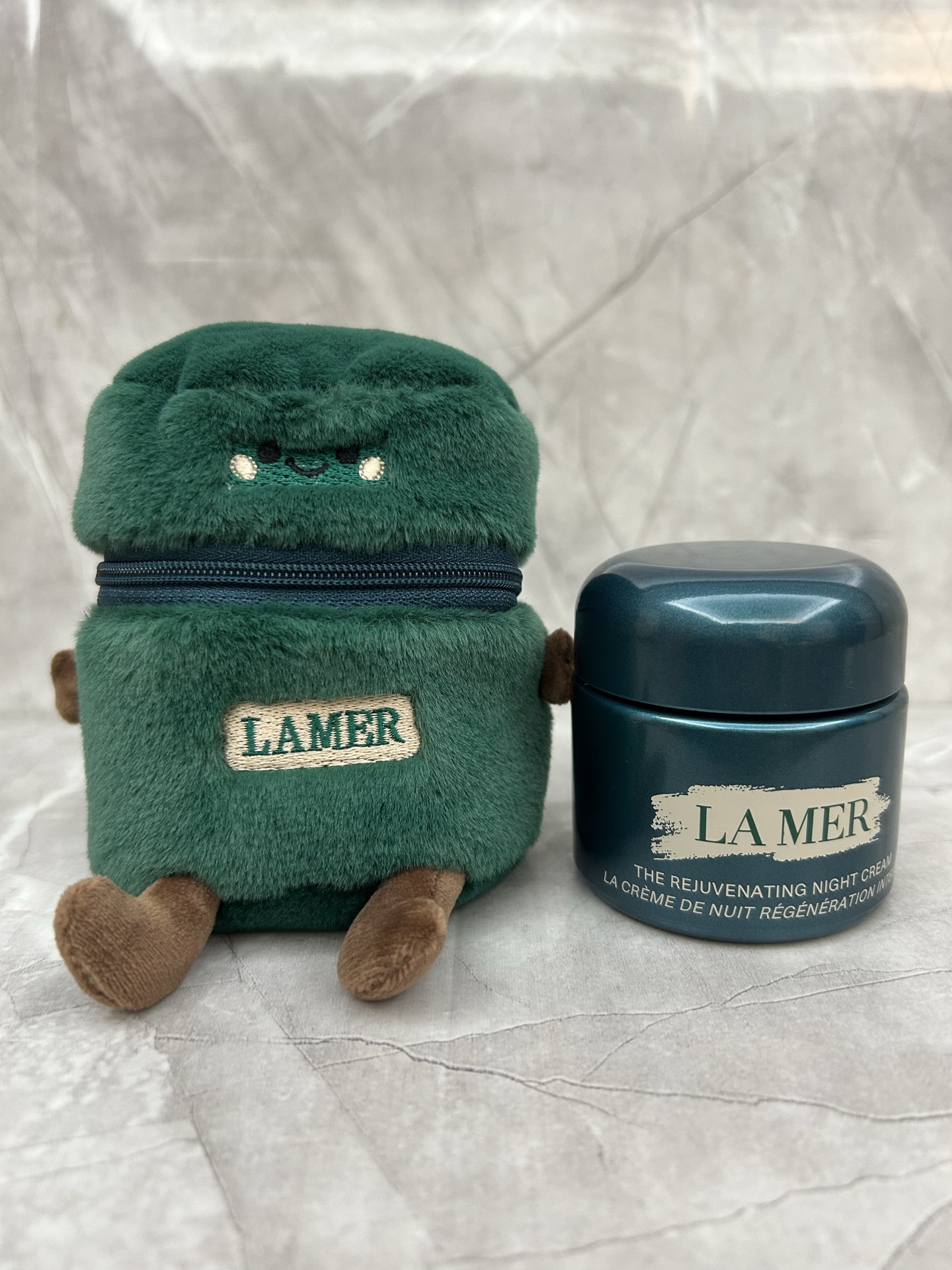 NO:879250,La Mer Essence Night Cream Doll Pack Mingtong Edition!  Contains doll bag × 1 + Miracle Night Cream 60ml × 1. Comes with spoon. Skin care products19860909海蓝之谜精华晚霜公仔包明通版！内含公仔包×1+奇迹晚霜60ml×1.配勺子.,护肤品,accessory