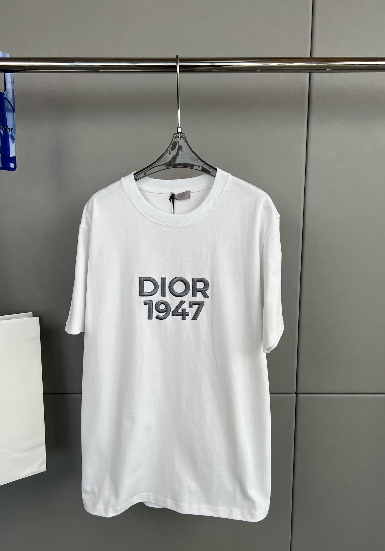 Dio*r 24春夏新款 刺绣针织棉布圆领T恤、前胸字母品牌logo刺绣、款式简单简洁、宽松版型、男女同款码数S M L XL