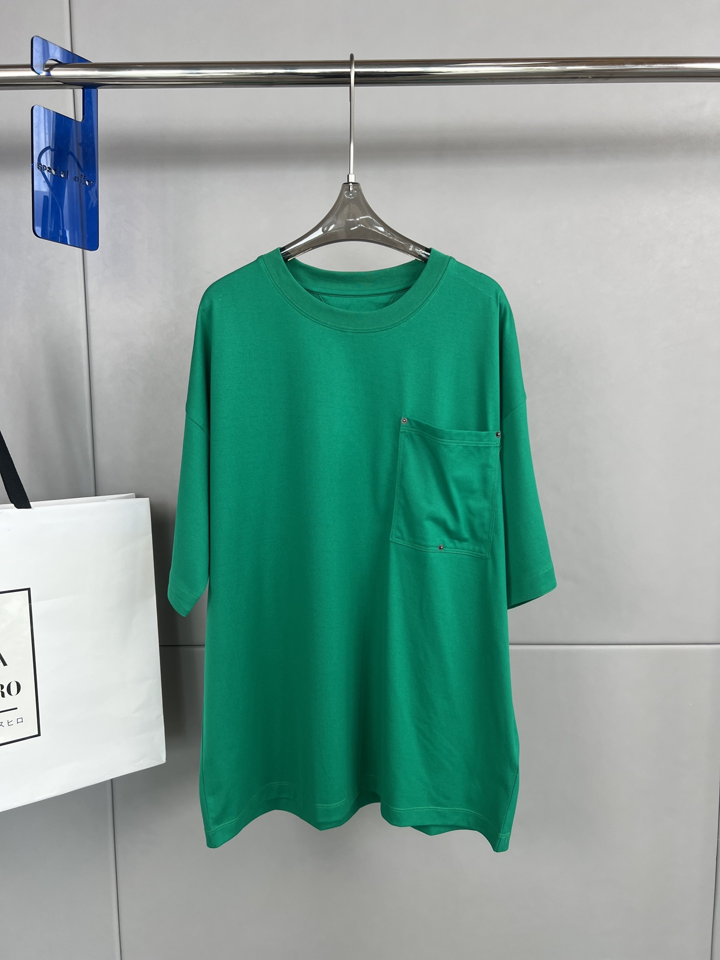 Bottega Veneta BV 夏季新款 纯色宽松休闲短袖T恤 口袋三颗扣子V型细节、背面领口品牌标志性三角形刺绣、宽松版型、男女同款\n码数S- XL