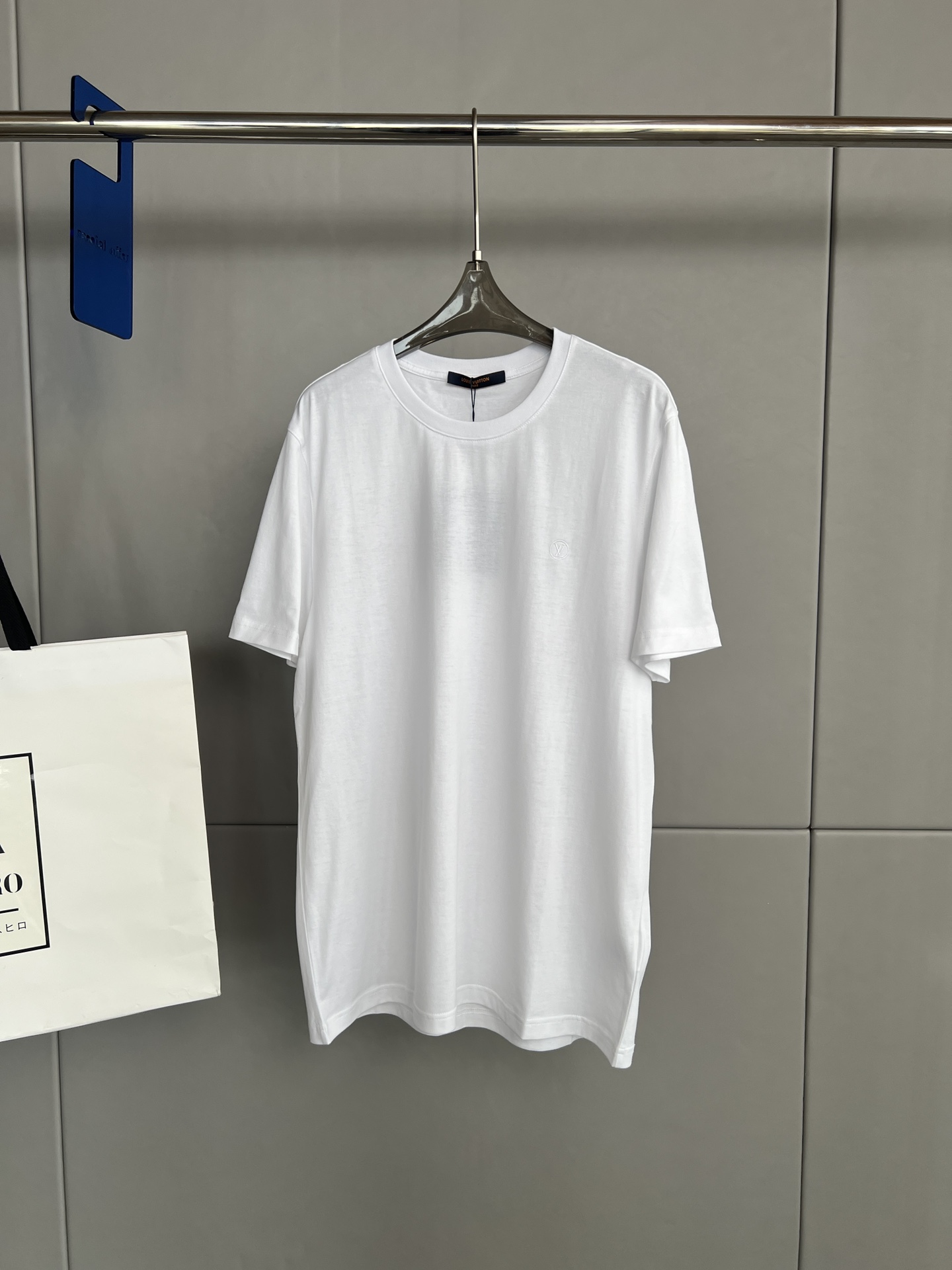 Louis Vuitto*n LV 路易威登 夏季新款 男士刺绣圆领短袖T恤、胸前品牌标志性刺绣、100%纯棉、面料舒适码数S- XL