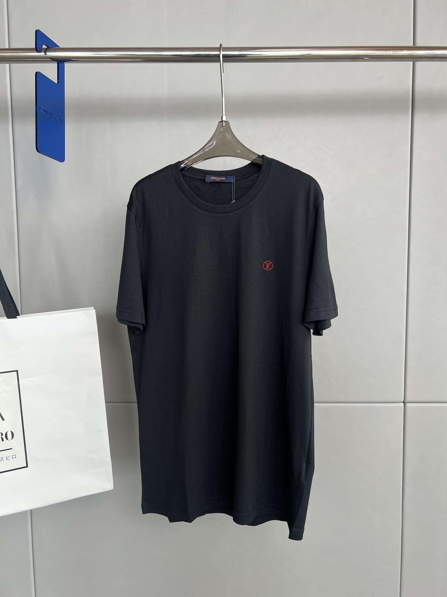 Louis Vuitto*n LV 路易威登 夏季新款 男士刺绣圆领短袖T恤、胸前品牌标志性刺绣、100%纯棉、面料舒适\n码数S- XL