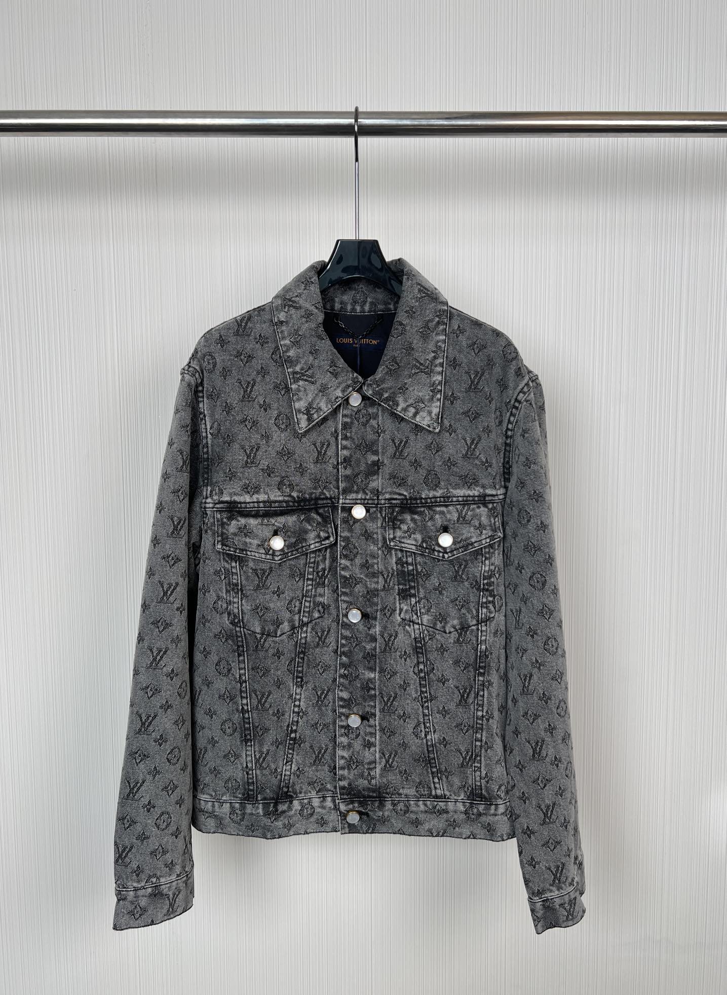 NO:317176,Louis Vuitto*n Louis Autumn and Winter New Heavy Industry Jacquard Denim Long Sleeve Jacket, Dark Gray Washed Bowboy Fabric, Custom White Bead Engraving Button, Straight Cut Style Design, Jacquard Effects for Classic Brand Logo, Loose Style, Men and Women's Same Model Number S M L XL,,louis vuitton,louis vuitton,jackets & coats,alexander wang19860909Louis Vuitto*n 路易 秋冬新款重工款提花牛仔长袖外套、深灰色洗水牛仔面料、定制白珠刻字纽扣、直筒剪裁版型设计、满身经典品牌logo提花效果、宽松版型 男女同款 码数S M L XL,,louis vuitton,louis vuitton,jackets & coats,alexander wang,Women's clothing