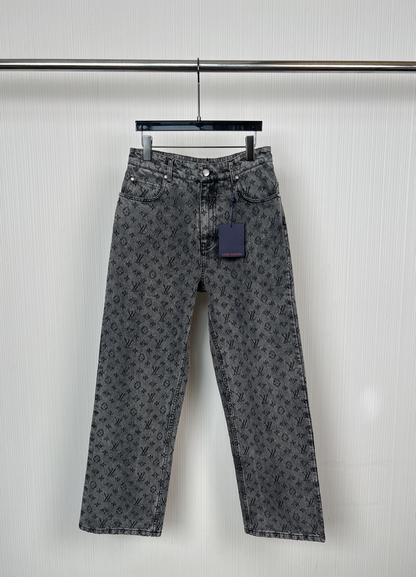 NO:317180,Men's Louis Vuitto*n Louis autumn and winter new style jacquard denim trousers, dark gray washing cowboys, straight cut design, full of classic brand logo jacquard effect, waist old flocking leather brand S M L XL,,louis vuitton,louis vuitton,alexander wang19860909男款 Louis Vuitto*n 路易 秋冬新款 提花牛仔长裤、深灰色洗水牛仔、直筒剪裁版型设计、满身经典品牌logo提花效果、腰部做旧植绒皮牌 码数S M L XL,,louis vuitton,louis vuitton,alexander wang,Women's clothing