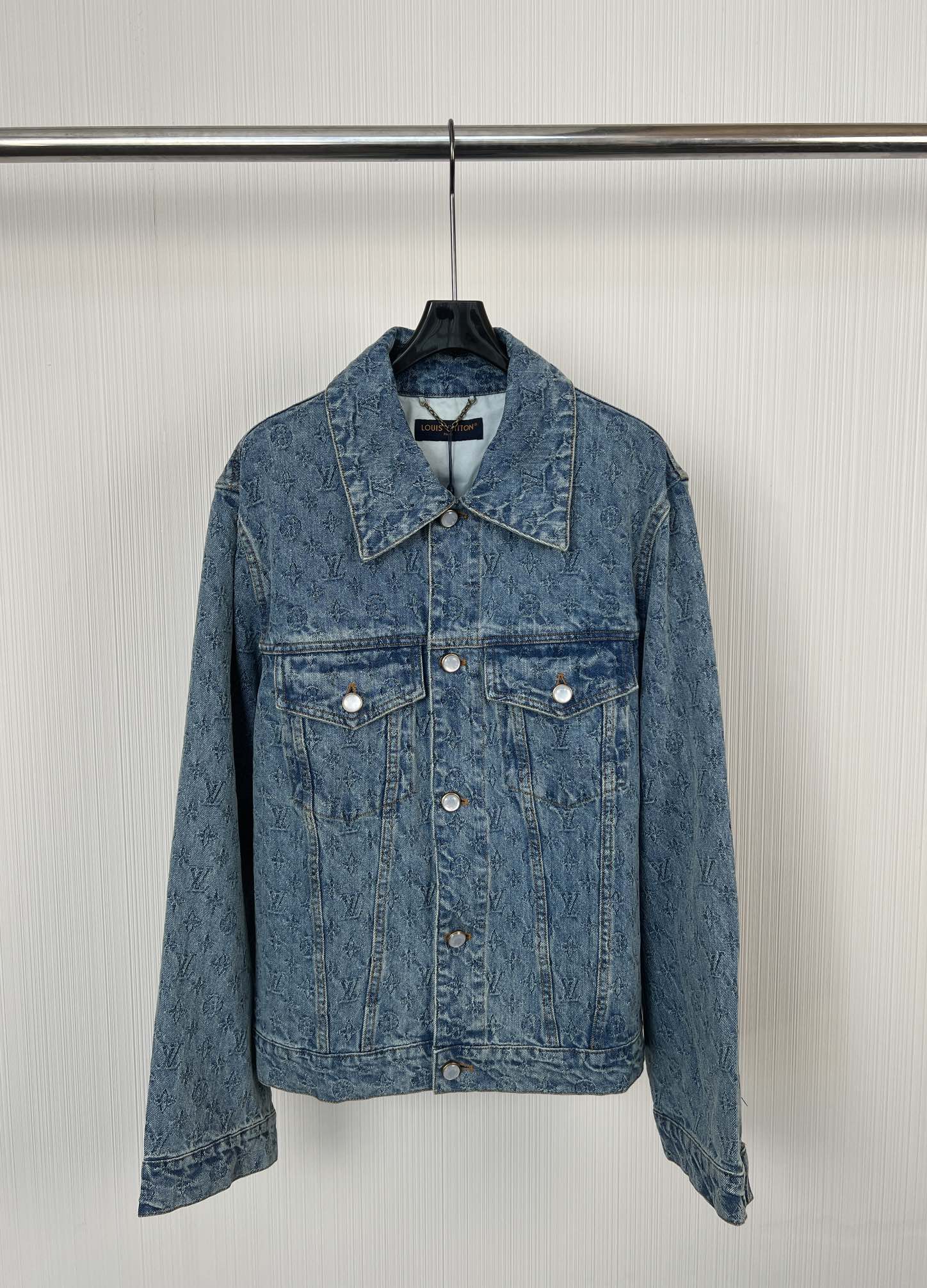 NO:317185,Louis Vuitto*n Louis Autumn and Winter New Heavy Industry Jacquard Denim Long Sleeve Jacket, Dark Gray Washed Bowboy Fabric, Custom White Bead Engraving Button, Straight Cut Style Design, Jacquard Effects for Classic Brand Logo, Loose Style, Men and Women's Same Model Number S M L XL,,louis vuitton,louis vuitton,jackets & coats,alexander wang19860909Louis Vuitto*n 路易 秋冬新款重工款提花牛仔长袖外套、深灰色洗水牛仔面料、定制白珠刻字纽扣、直筒剪裁版型设计、满身经典品牌logo提花效果、宽松版型 男女同款 码数S M L XL,,louis vuitton,louis vuitton,jackets & coats,alexander wang,Women's clothing