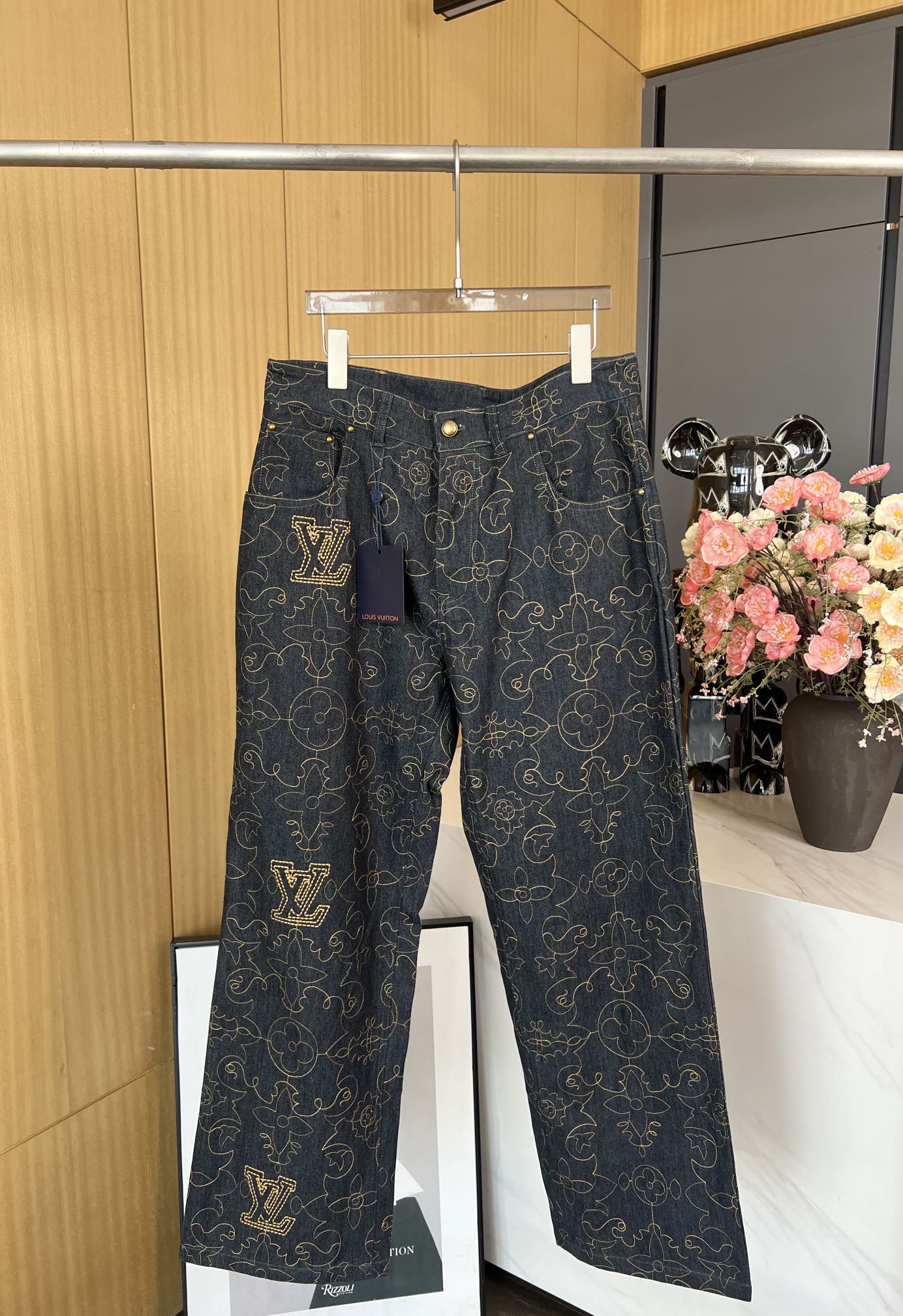 NO:472504,Men's Louis Vuitto*n Louis autumn and winter new style embroidered jeans, contrasting yarn embroidered Arabesque pattern, Damier nubby leather label, classic five-bag jeans tailoring, casual style SMLXL,,louis vuitton,louis vuitton,jeans,alexander wang19860909男款Louis Vuitto*n 路易 秋冬新款 刺绣牛仔裤、撞色纱线刺绣Arabesque 图案、Damier 正绒面革标签、经典五袋牛仔裤剪裁、休闲版型 码数SMLXL,,louis vuitton,louis vuitton,jeans,alexander wang,Women's clothing