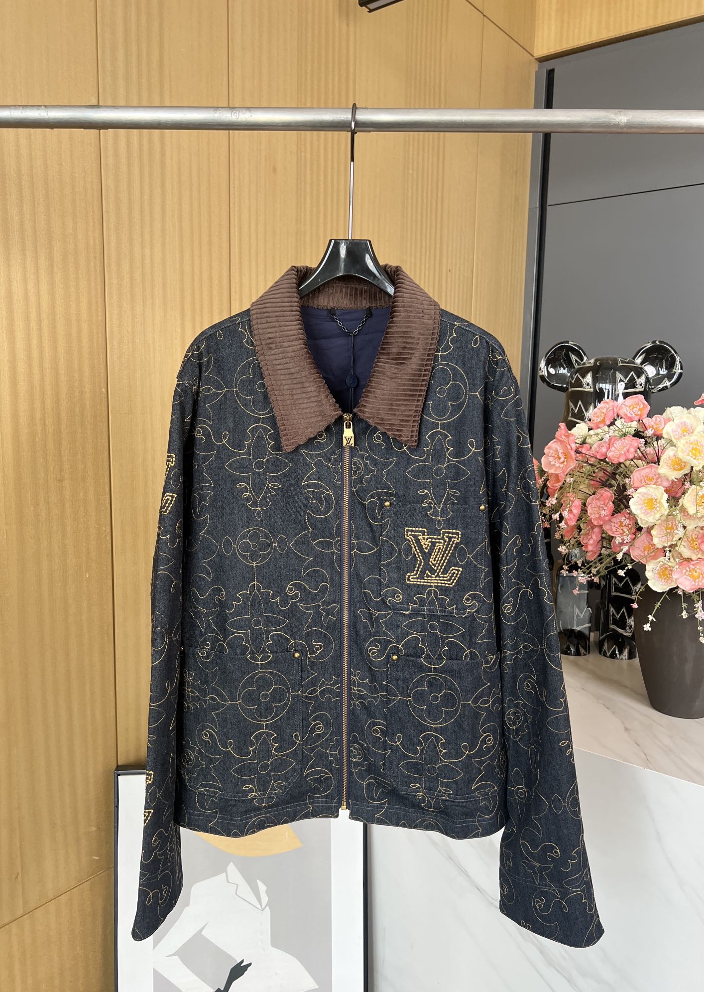 NO:472508,Louis Vuitto*n Louis Autumn and Winter New Embroidered denim work jacket, chest pocket and rear embroidered embroidered, corduroy collar, zipper front closure with a zipper head, casual style, same style for men and women SMLXL,,louis vuitton,louis vuitton,jackets & coats,alexander wang19860909Louis Vuitto*n 路易 秋冬新款 刺绣牛仔工装夹克、胸袋和后部点缀刺绣、灯芯绒衣领、拉链前襟配有吖铭纹拉链头、休闲版型、男女同款 码数SMLXL,,louis vuitton,louis vuitton,jackets & coats,alexander wang,Women's clothing