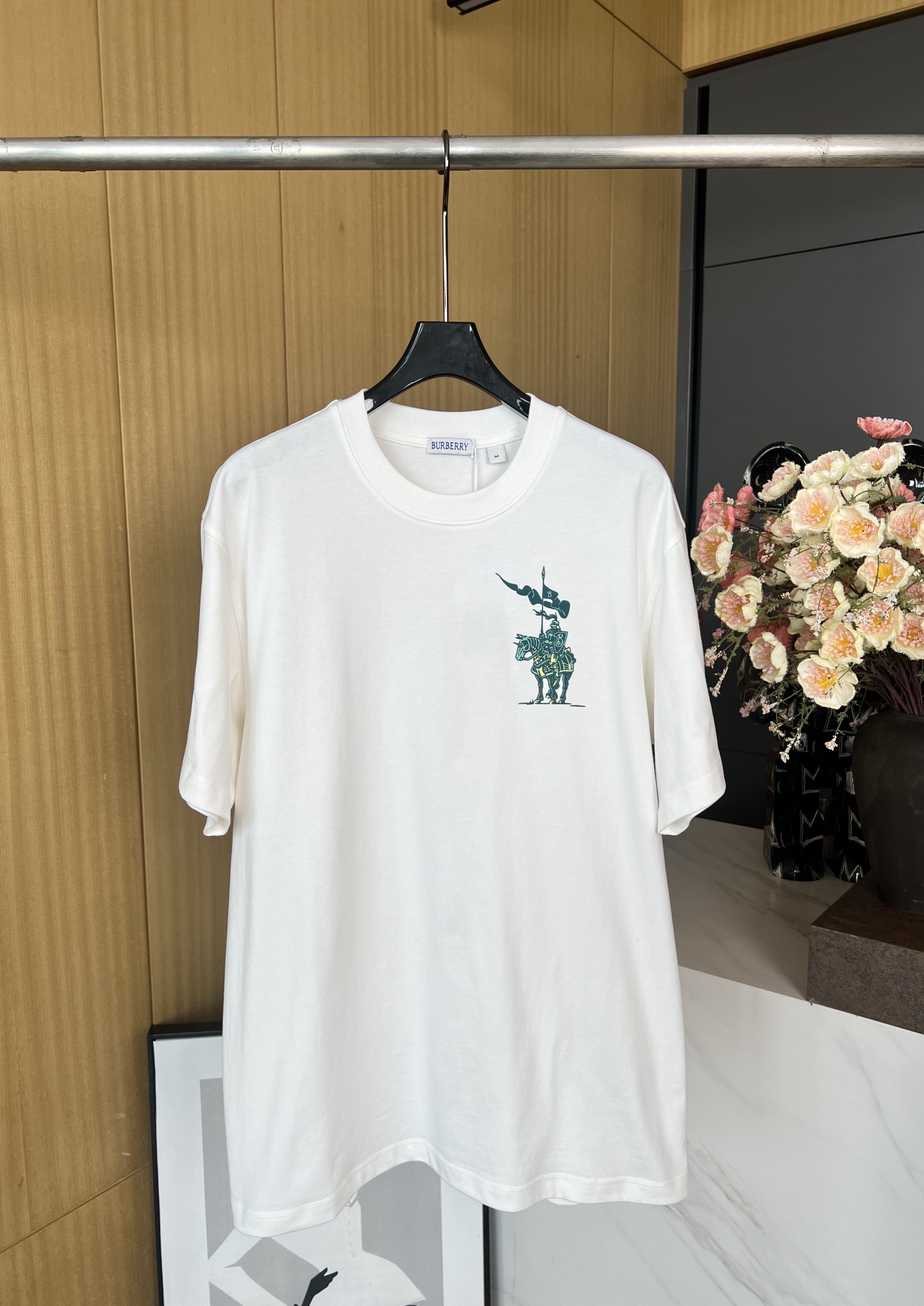 NO:317216,Burberry early spring new style Knight printed round neck short-sleeved T-shirt with contrasting color print on the chest. The upper body effect is really high-end, relaxed and fashionable, softness and comfort, casual style, same style for men and women. Size SMLXL, burberry, T-shirt,tees, t-shirt,alexander wang19860909Burberry 早春新款 骑士印花圆领短袖T恤、胸前饰有撞色印花,上身效果真的很高级、轻松get时髦度、柔软度与舒适感、休闲版型、男女同款 码数SMLXL,,burberry,T-shirt,tees，t-shirt,alexander wang,Women's clothing