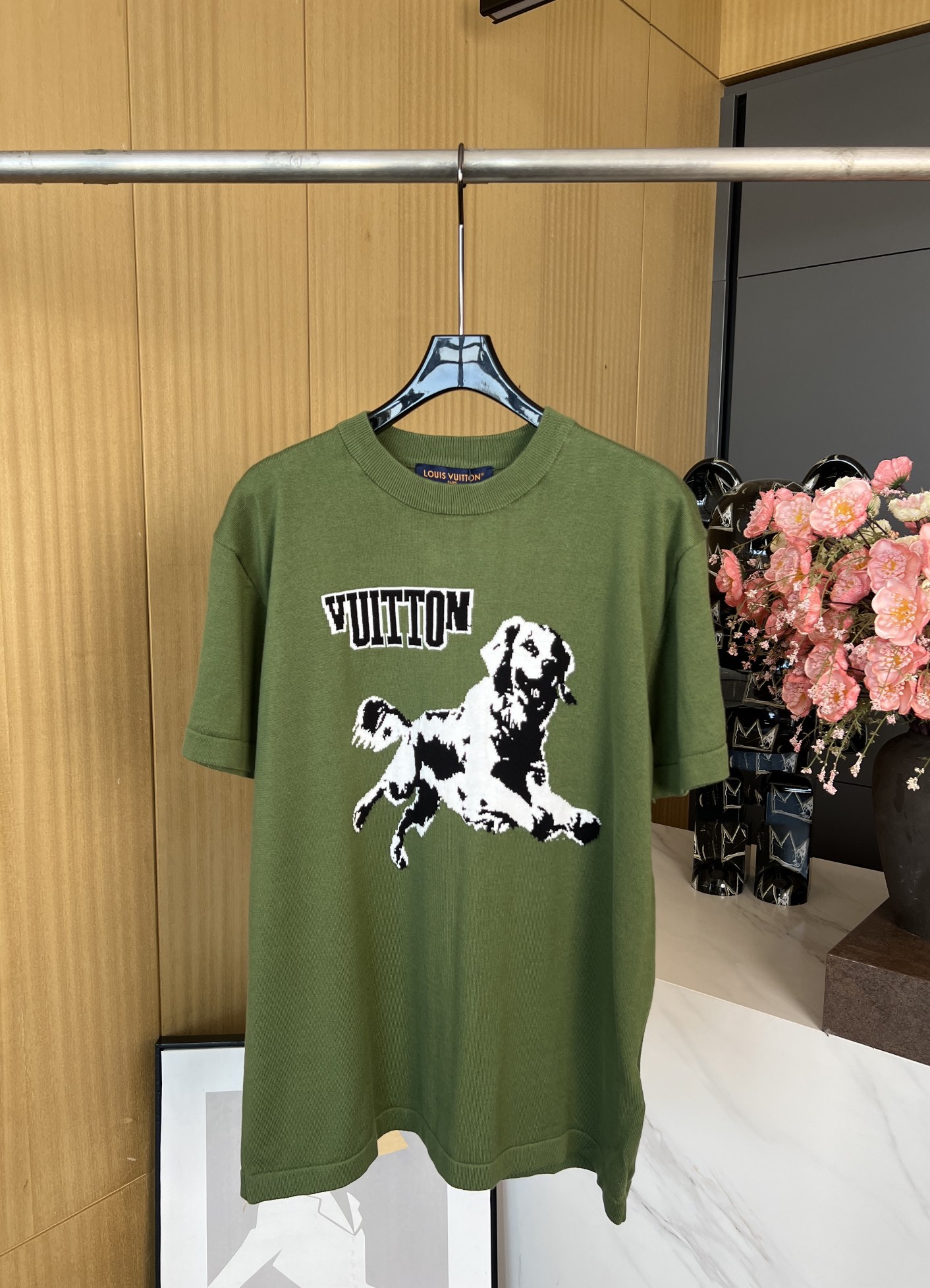 NO:317220,Louis Vuitto*n Louis early spring new style Golden Retriever pattern knitted round neck short-sleeved T-shirt, chest embellishment Louis Vuitton cute dog inlay jacquard, chest present Vuitton logo inlay, casual style, male and female style SMLXL,,louis vuitton,louis vuitton,T-shirt,tees,t-shirt,alexander wang19860909Louis Vuitto*n 路易 早春新款 金毛猎犬图案针织圆领短袖T恤、胸前点缀路易威登萌犬嵌花提花、胸前呈现 Vuitton 标识嵌花、休闲版型、男女同款 码数SMLXL,,louis vuitton,louis vuitton,T-shirt,tees，t-shirt,alexander wang,Women's clothing