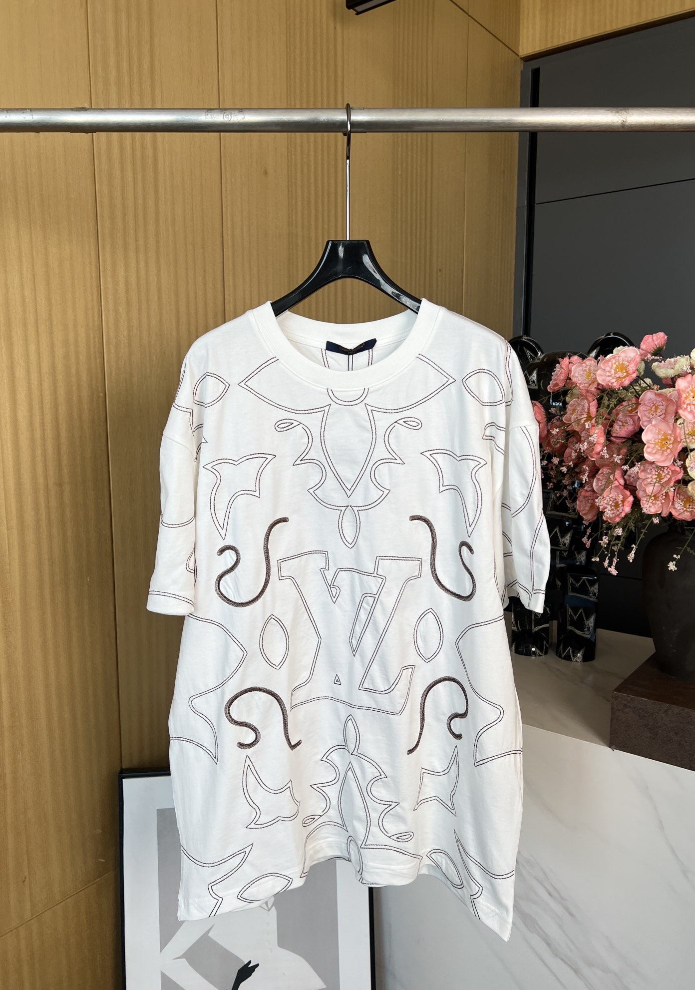 NO:317208,Louis Vuitto*n Louis early spring new style boot line embroidered short-sleeved T-shirt, full-frame Arabesque embroidery rice grain full-frame embroidery craftsmanship, casual style, same style for men and women SMLXL, louis vuitton,louis vuitton,boots,T-shirt,tees,t-shirt,alexander wang19860909Louis Vuitto*n 路易 早春新款 靴线绣花短袖T恤、全幅 Arabesque 刺绣米粒满幅刺绣工艺、休闲版型、男女同款 码数SMLXL,,louis vuitton,louis vuitton,boots,T-shirt,tees，t-shirt,alexander wang,Women's clothing