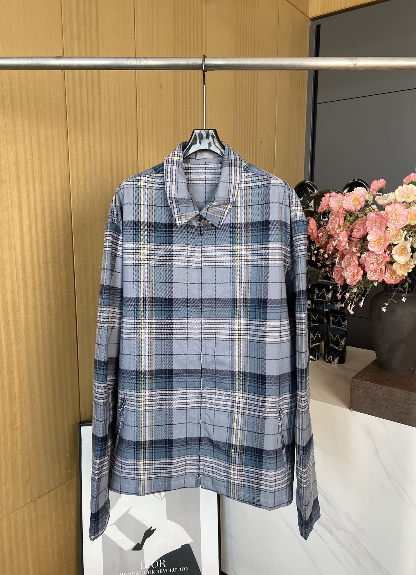 NO:317227,Dio* New early spring style Striped plaid cotton wool shirt jacket, carefully crafted from gray wool fabric, decorated with plaid patterns, paired with front zipper closures and side zipper pockets, and internal linings are decorated with striped patterns, loose fit SMLXL,,dior,jackets & coats,shirts,alexander wang19860909Dio* 早春新款 条纹格子棉羊毛衬衫外套、采用灰色绵羊毛面料精心制作、饰以格子图案、搭配正面拉链开合和侧面拉链口袋、内部里料饰以条纹图案、宽松版型 码数SMLXL,,dior,jackets & coats,shirts,alexander wang,Women's clothing