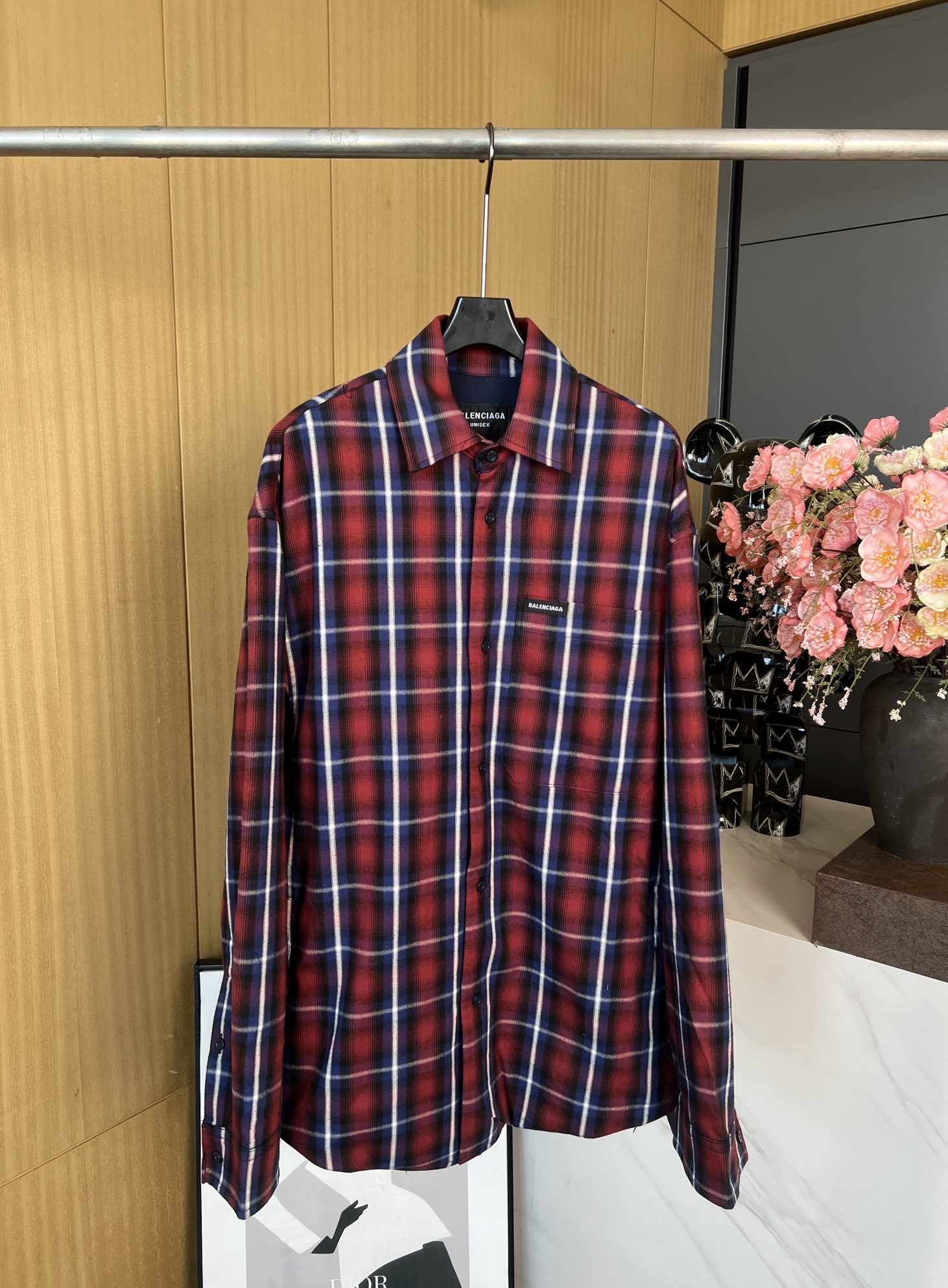 NO:317225,BALENCIAGA Paris Early Spring New Style Flannel Retro Double-sided Shirt Jacket, Flannel and Retro Plaided Grid Clipping, one side is made of blue flannel material, and the other side is made of red plaid plaid flannel material, loose style, same style for men and women. Size SMLXL,,balenciaga, jackets & coats,shirts,alexander wang19860909BALENCIAGA 巴黎 早春新款 法兰绒复古双面穿衬衫外套、采用法兰绒和复古平纹对格对位裁剪、一面采用蓝色法兰绒材质、另一面采用红格子格纹法兰绒材质、宽松版型、男女同款 码数SMLXL,,balenciaga,jackets & coats,shirts,alexander wang,Women's clothing