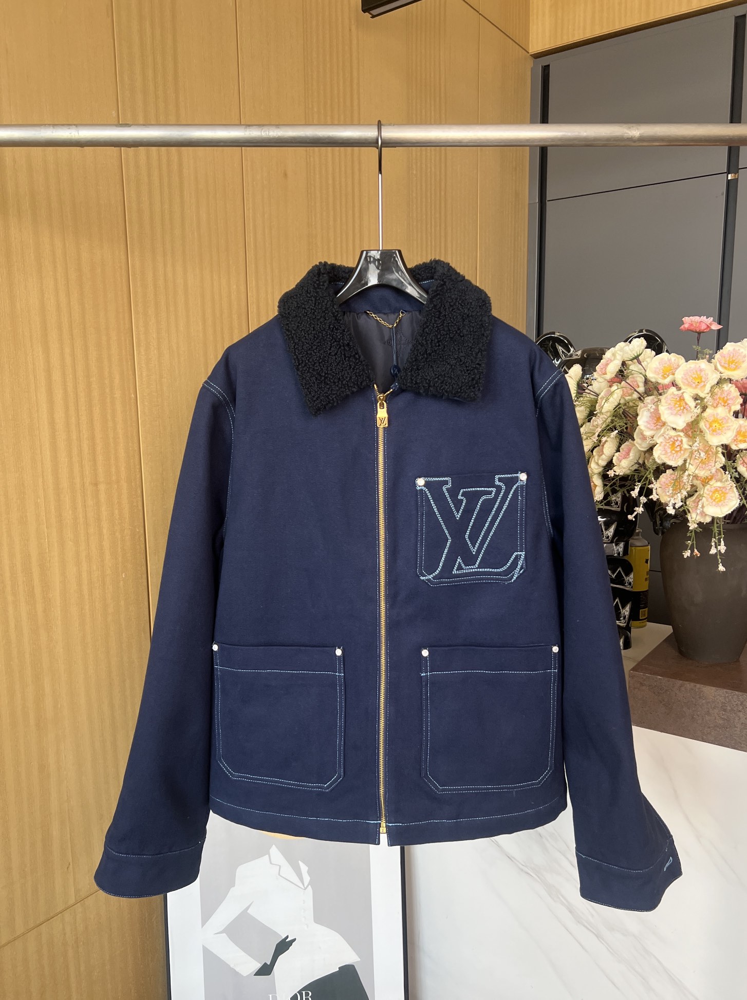 NO:313780,Louis Vuitto*n New Louis autumn and winter style Denning canvas work-wearing denim jacket, with comfortable sheep fur collar and Monogram quilted lining, with bright line LV logo and suede patch for chest pockets and rear, and casual style SMLXL,,louis vuitton,louis vuitton,louis vuitton,jackets & coats,leather jacket,alexander wang19860909Louis Vuitto*n 路易 秋冬新款 丹宁帆布工装牛仔外套、拥有舒适羊毛皮衣领和 Monogram 绗缝内衬、为胸袋和后部分别融入明线LV标识及绒面贴饰、休闲版型 码数SMLXL,,louis vuitton,louis vuitton,louis vuitton,jackets & coats,leather jacket,alexander wang,Women's clothing