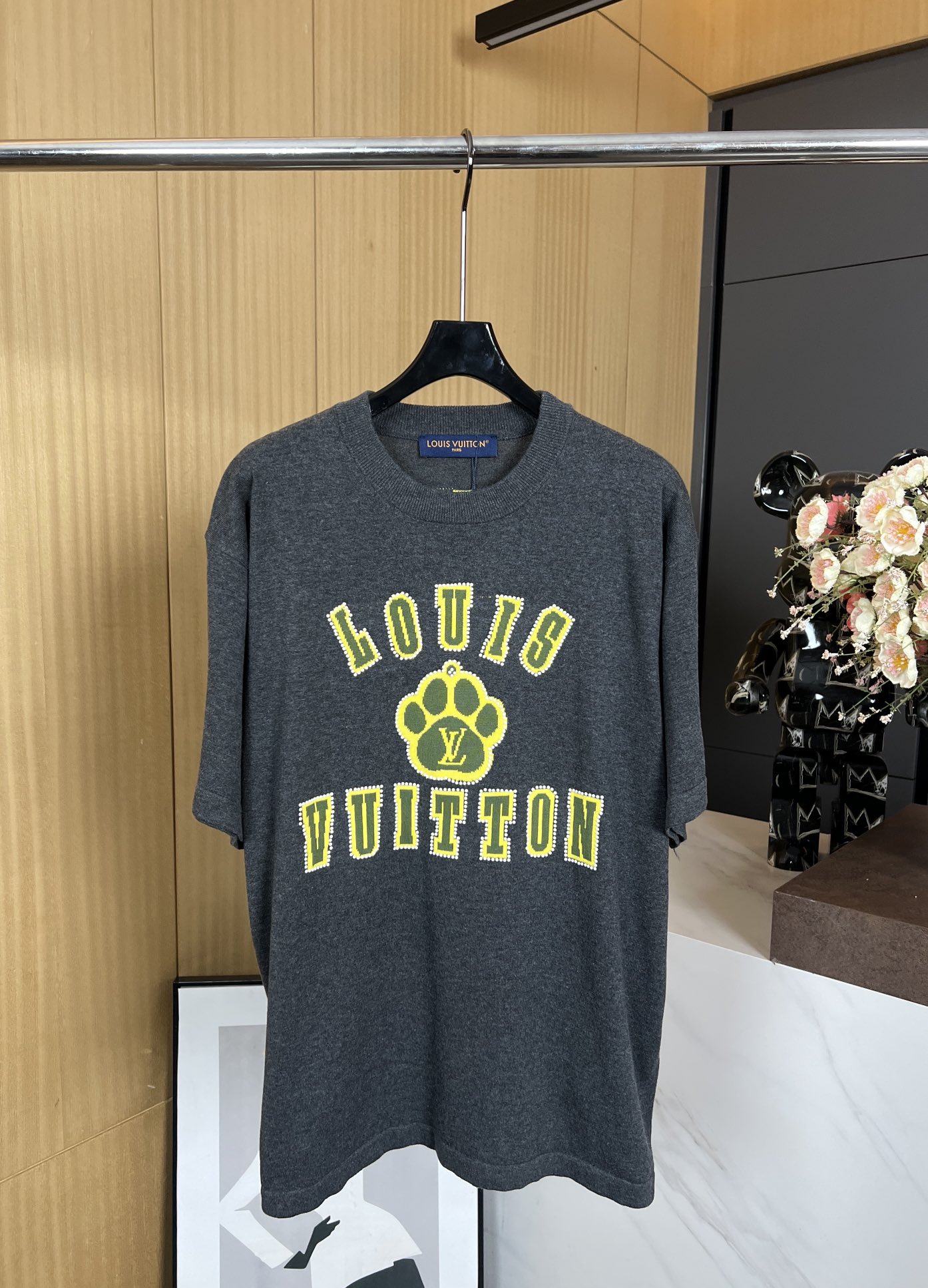 NO:312796,Louis Vuitto*n New Louis Spring and Summer Wool round-neck cotton T-shirt, front chest puppy paw pattern, back collar brand letter logo, casual style, same size for men and women S M L XL,,louis vuitton,louis vuitton,tees,t-shirt,alexander wang19860909Louis Vuitto*n 路易 春夏新款 毛织圆领棉布T恤、前胸小狗爪子图案、后领处品牌字母logo、休闲版型 男女同款 码数S M L XL,,louis vuitton,louis vuitton,tees，t-shirt,alexander wang,Women's clothing